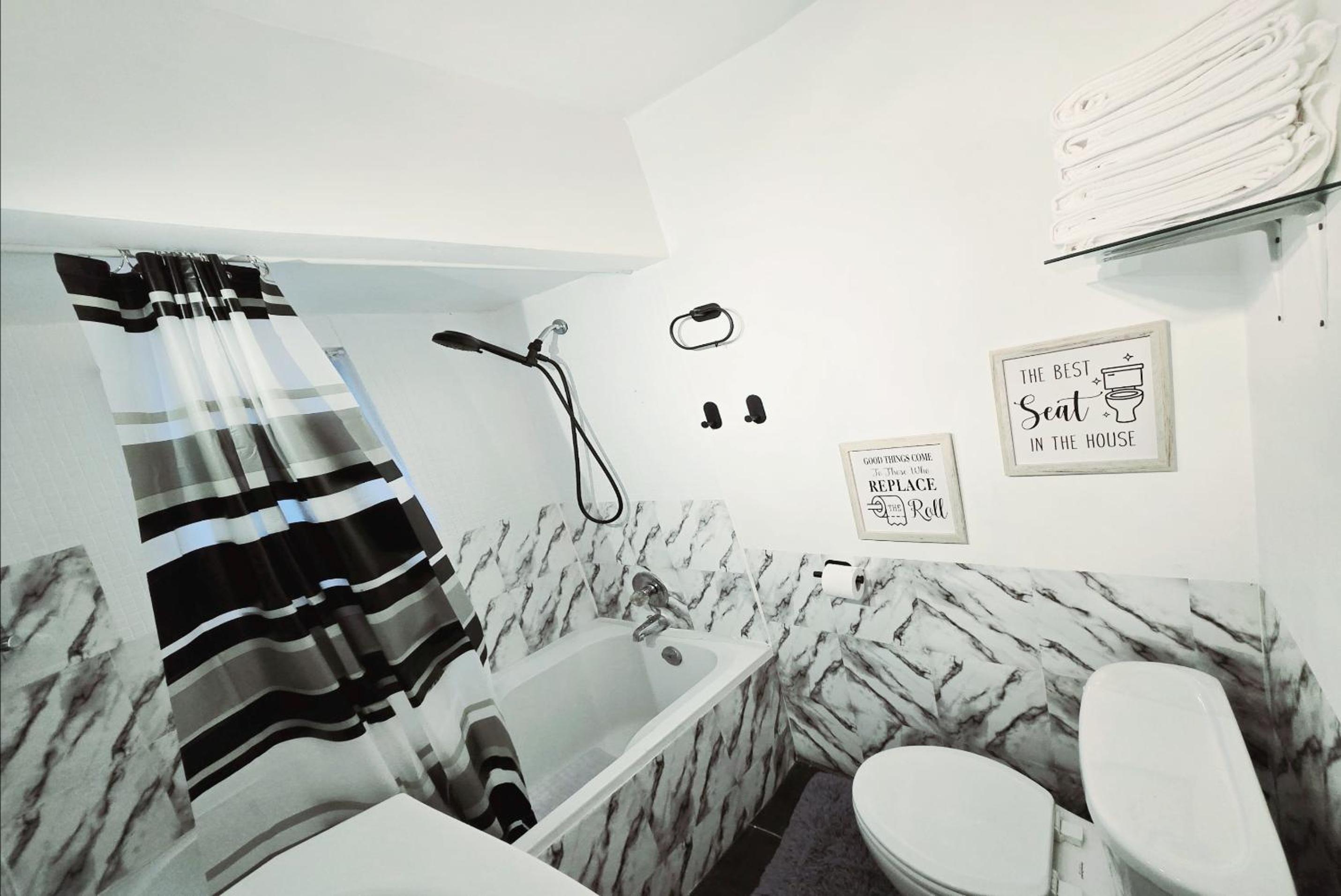 Spacious Private Cozy 2br Home with TeePee Dining Room! Private Parking! Self Check-in