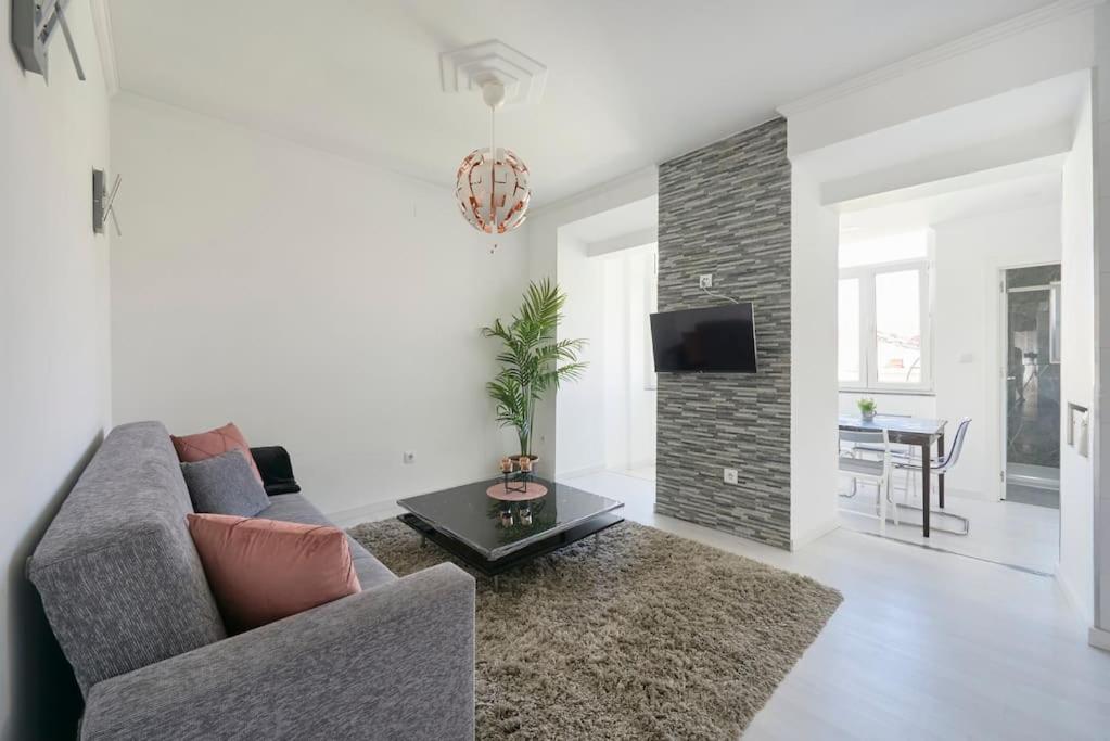 Bright Modern Apartment in Lisbon City Center with AC