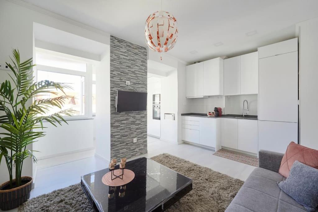 Bright Modern Apartment in Lisbon City Center with AC
