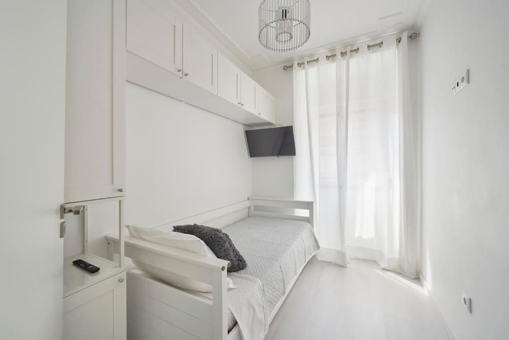 Bright Modern Apartment in Lisbon City Center with AC