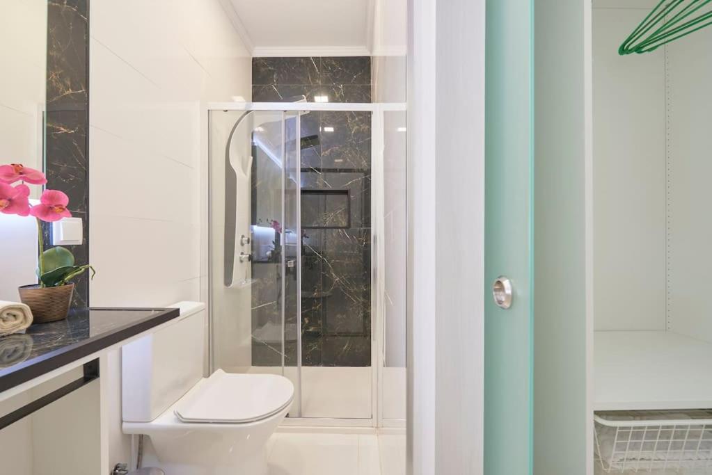 Bright Modern Apartment in Lisbon City Center with AC