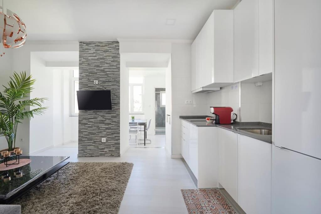 Bright Modern Apartment in Lisbon City Center with AC