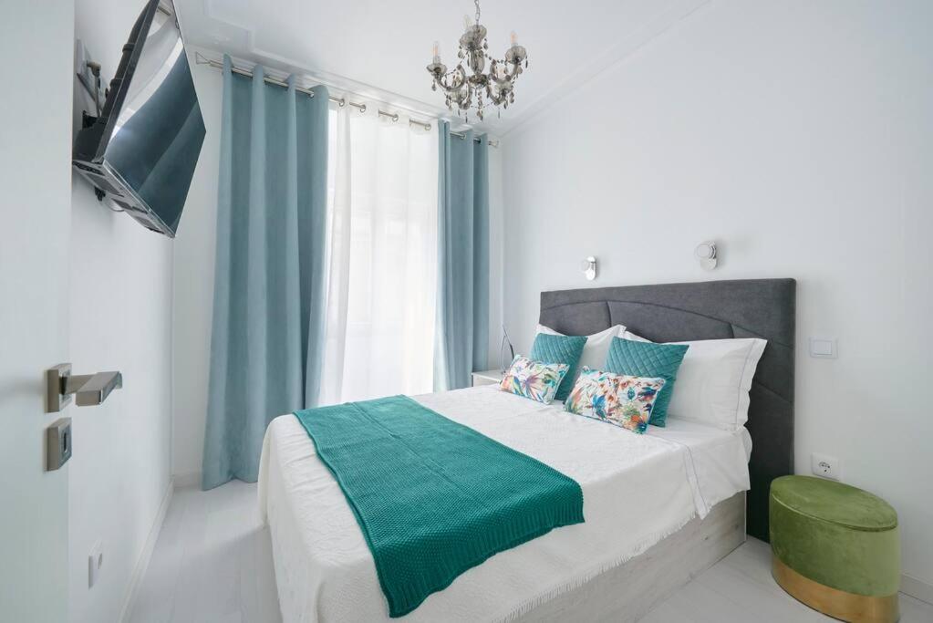 Bright Modern Apartment in Lisbon City Center with AC