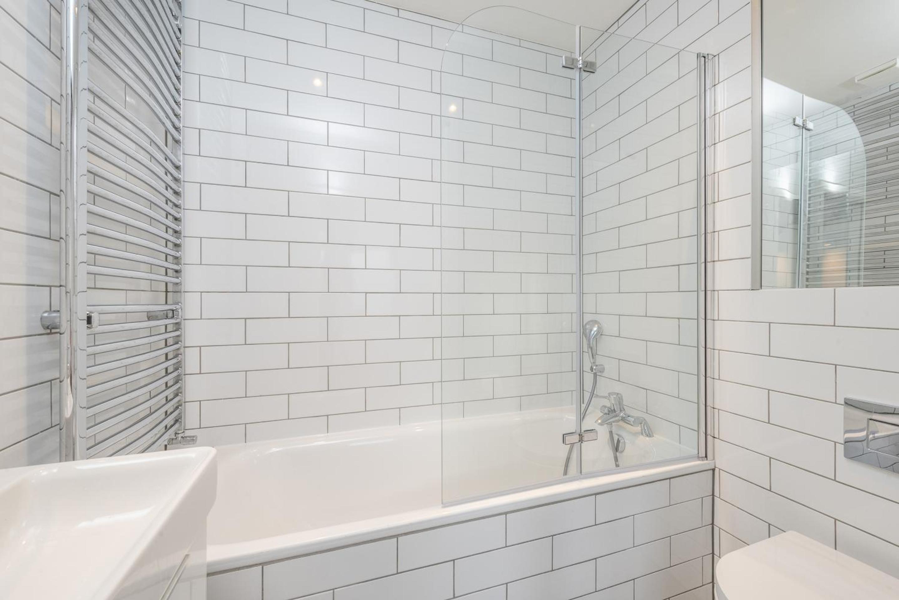 2 BDR Flat By Regal Realms Short Lets & Serviced Accommodation Central London