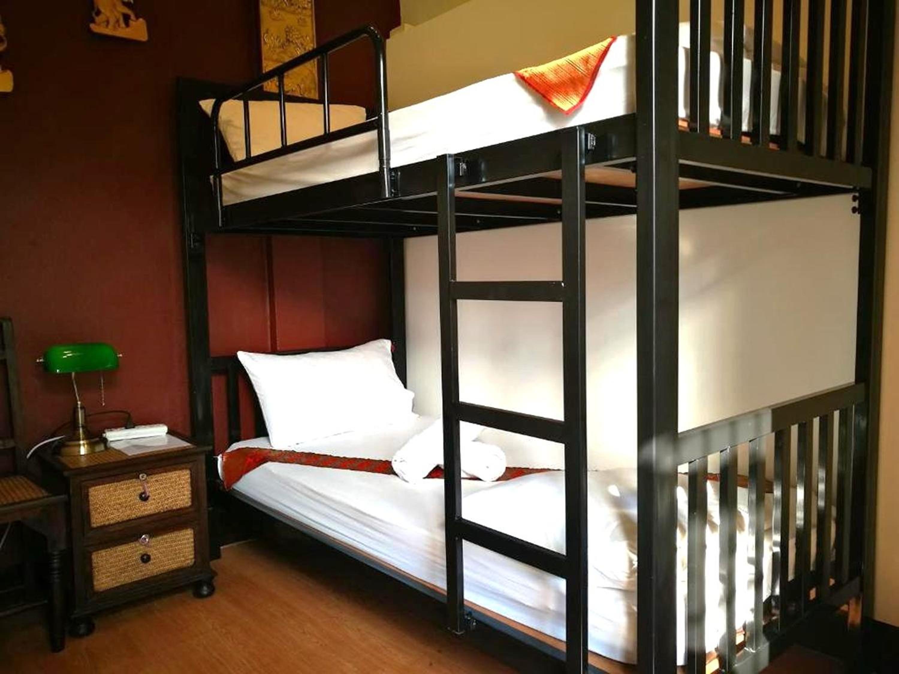 Ashi Poshtel