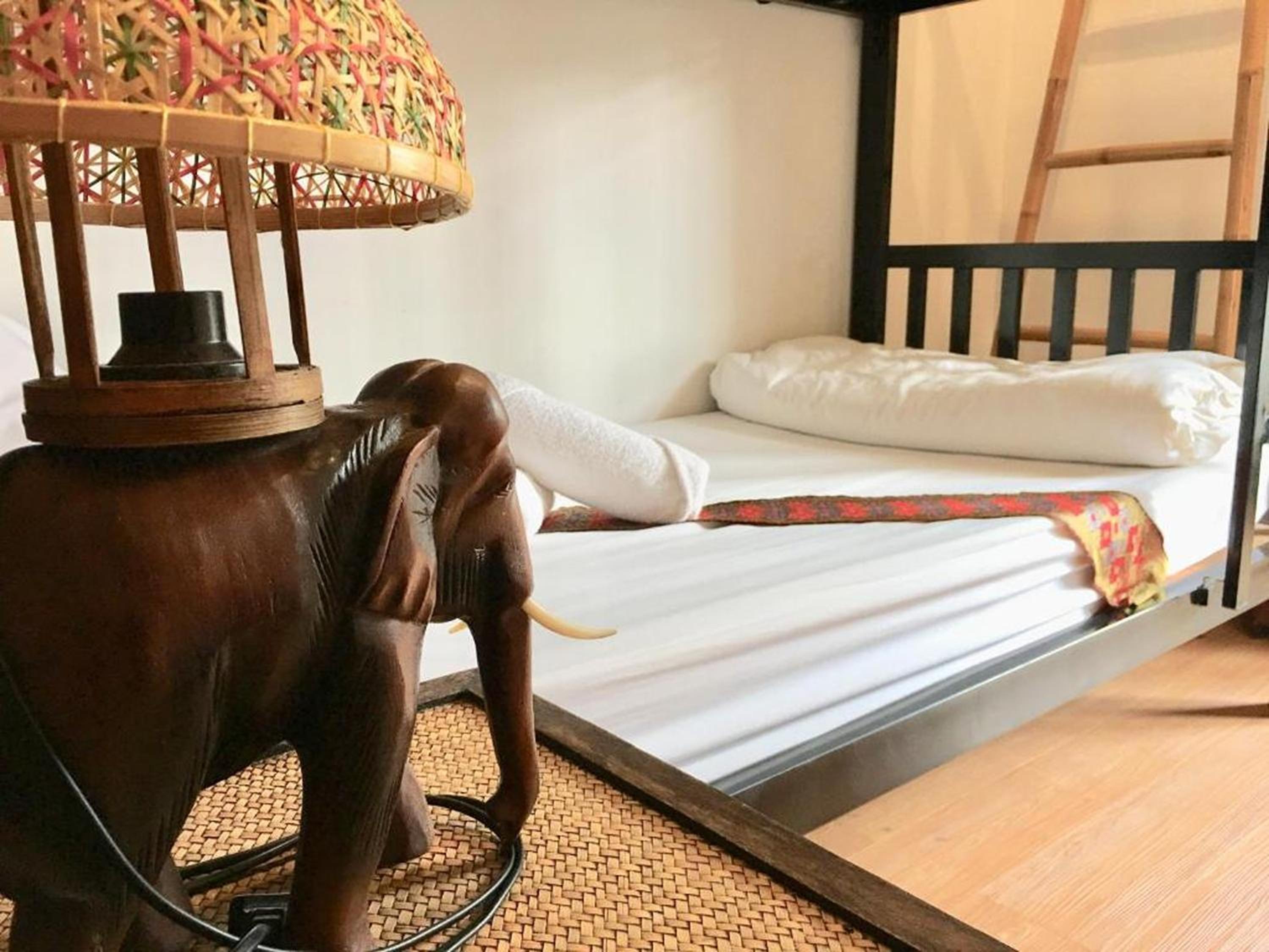 Ashi Poshtel