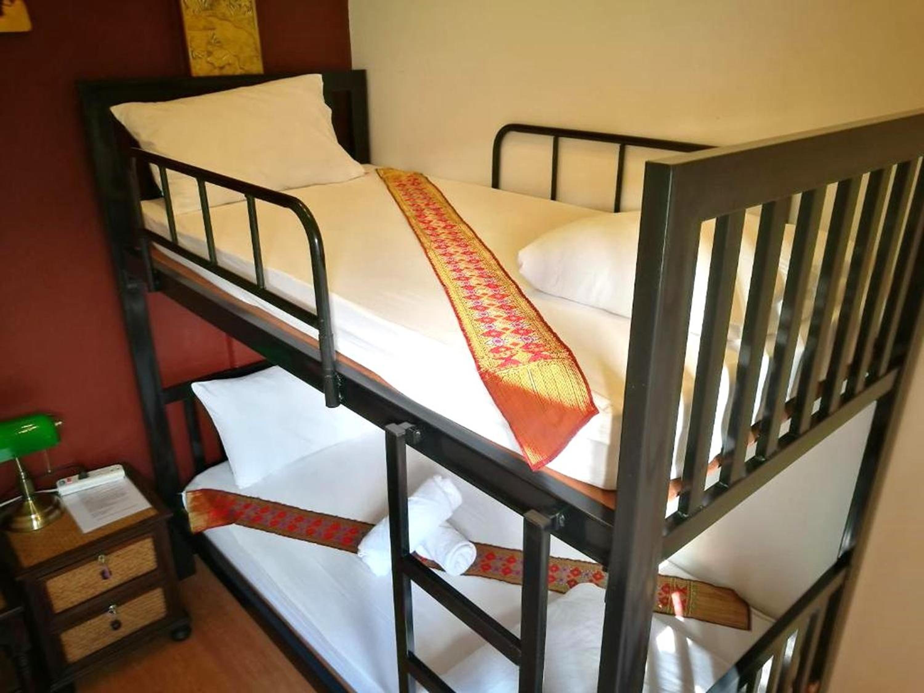 Ashi Poshtel