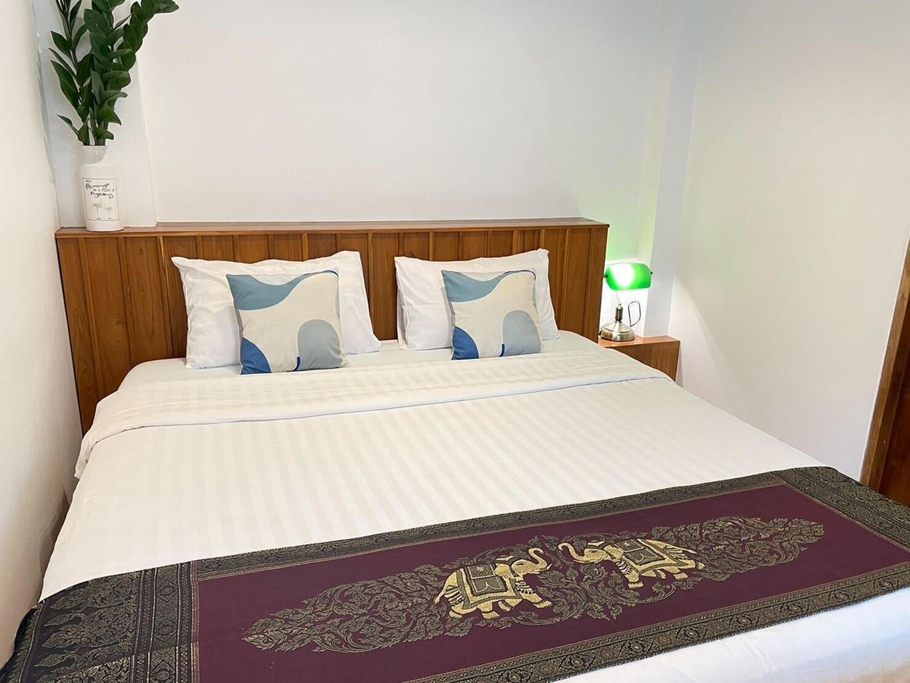 Ashi Poshtel
