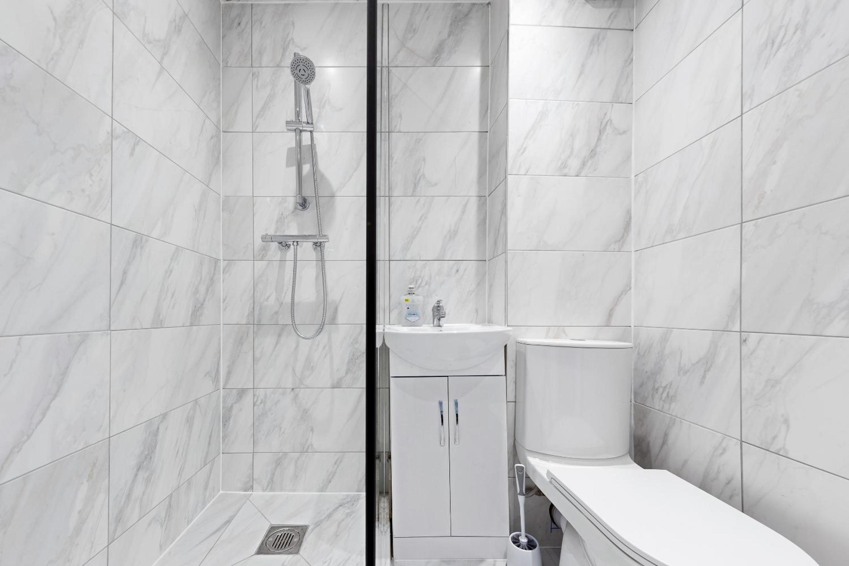2 BR Flat By Regal Realms Short Lets & Serviced Accommodation Kensington, 2-Minute Walk from Station