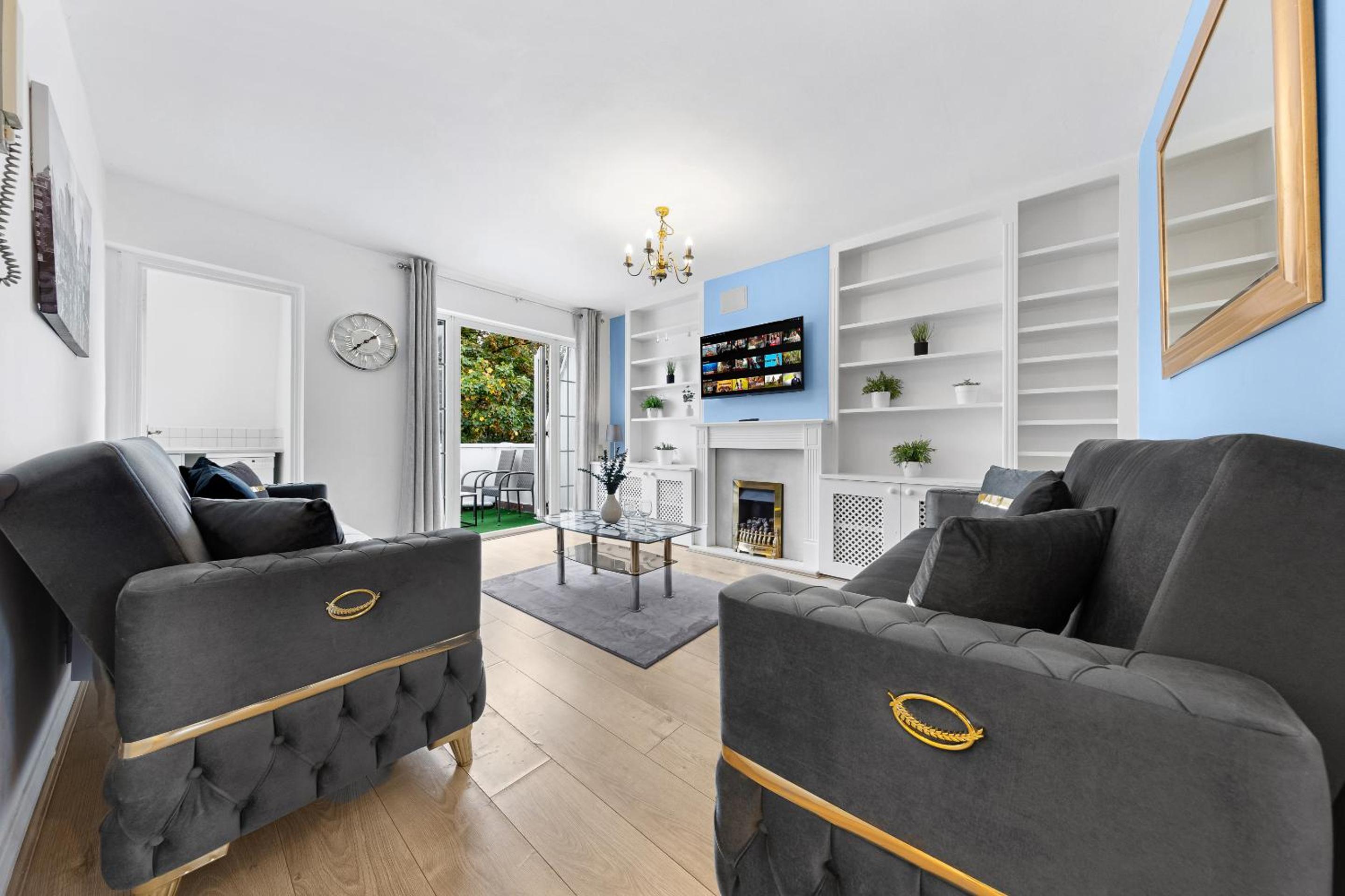 2 BR Flat By Regal Realms Short Lets & Serviced Accommodation Kensington, 2-Minute Walk from Station