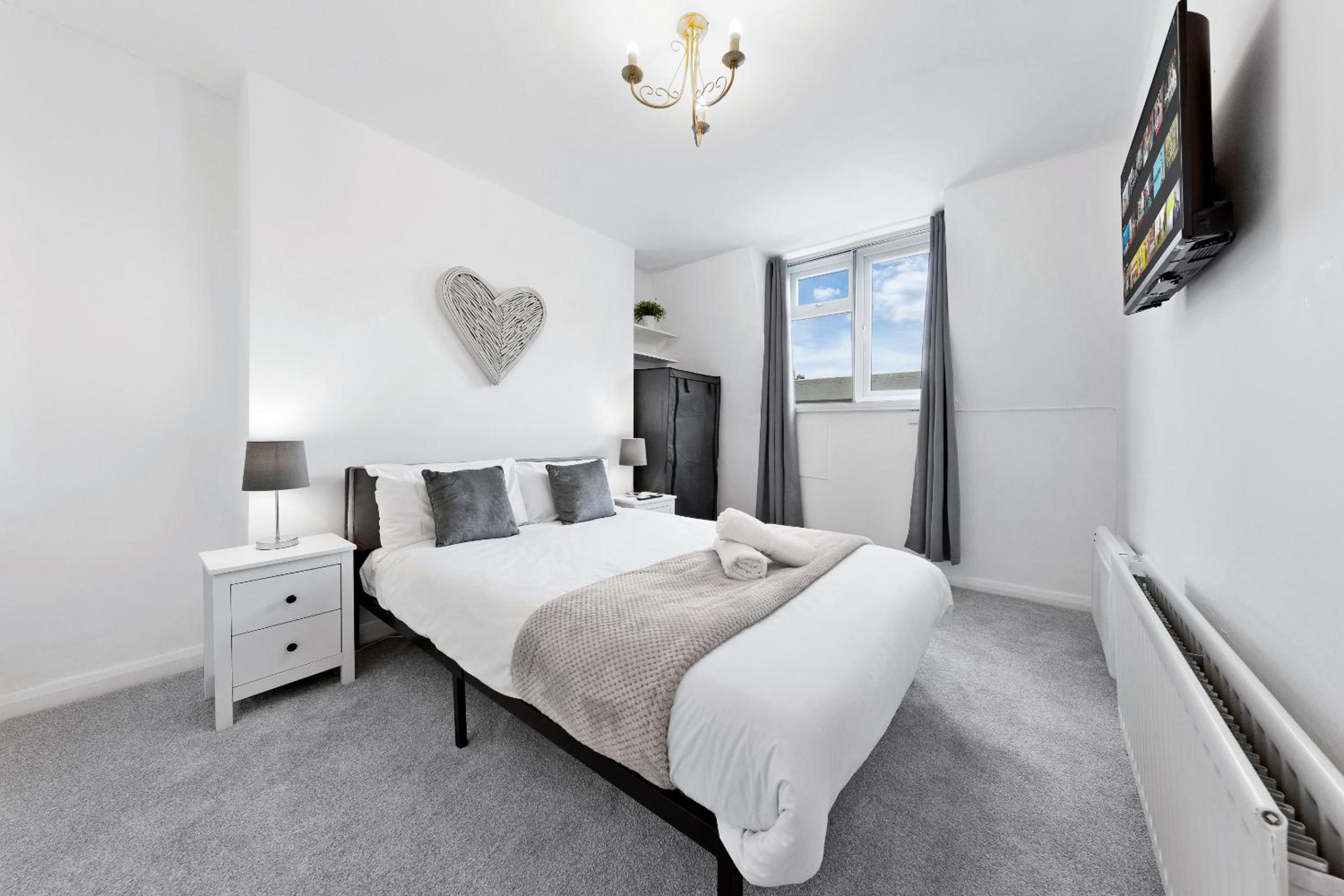 2 BR Flat By Regal Realms Short Lets & Serviced Accommodation Kensington, 2-Minute Walk from Station