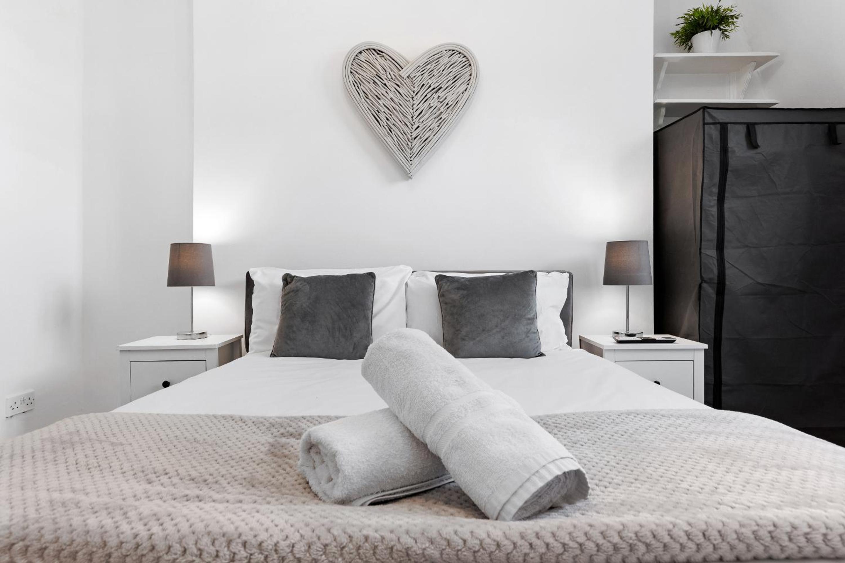 2 BR Flat By Regal Realms Short Lets & Serviced Accommodation Kensington, 2-Minute Walk from Station