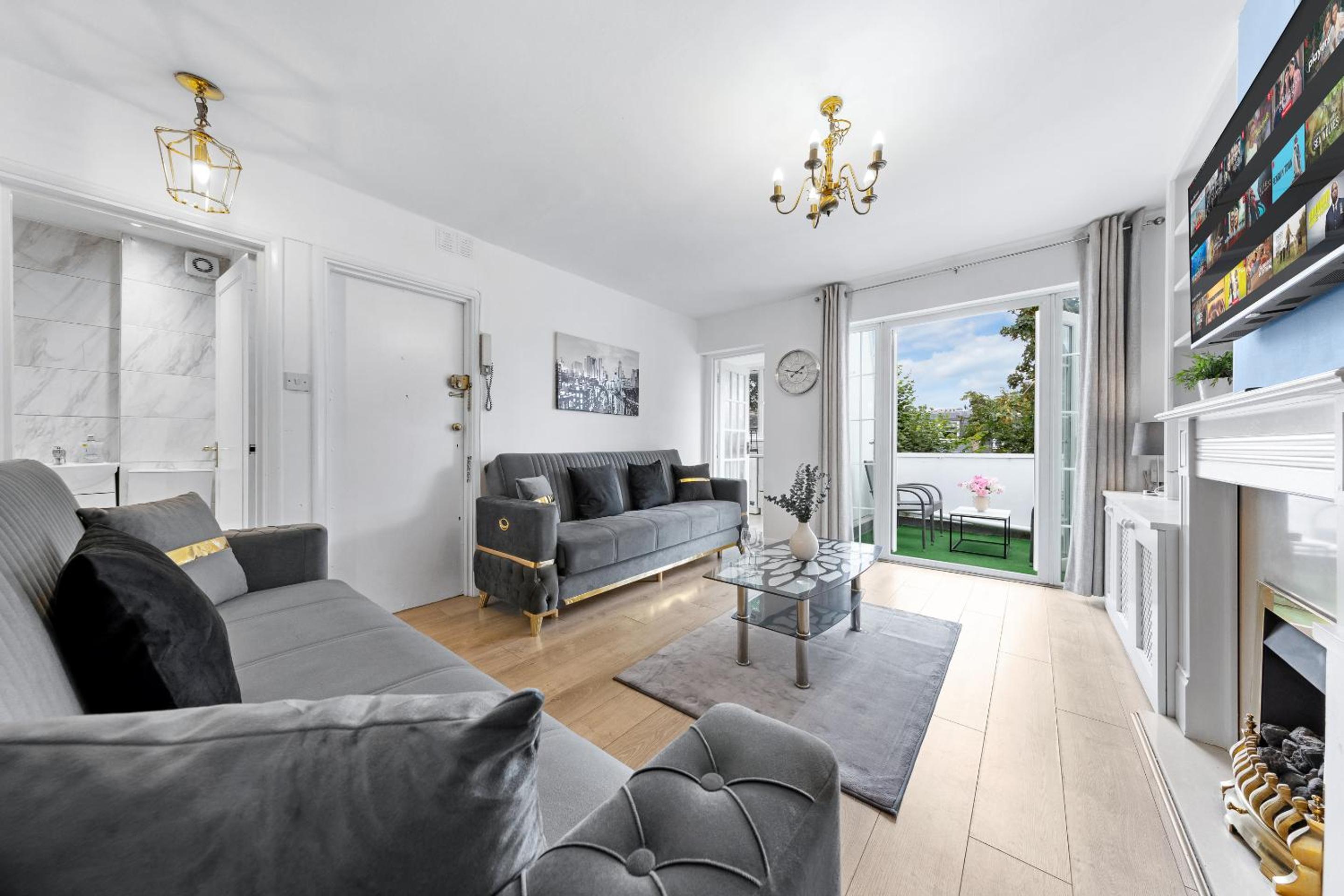 2 BR Flat By Regal Realms Short Lets & Serviced Accommodation Kensington, 2-Minute Walk from Station