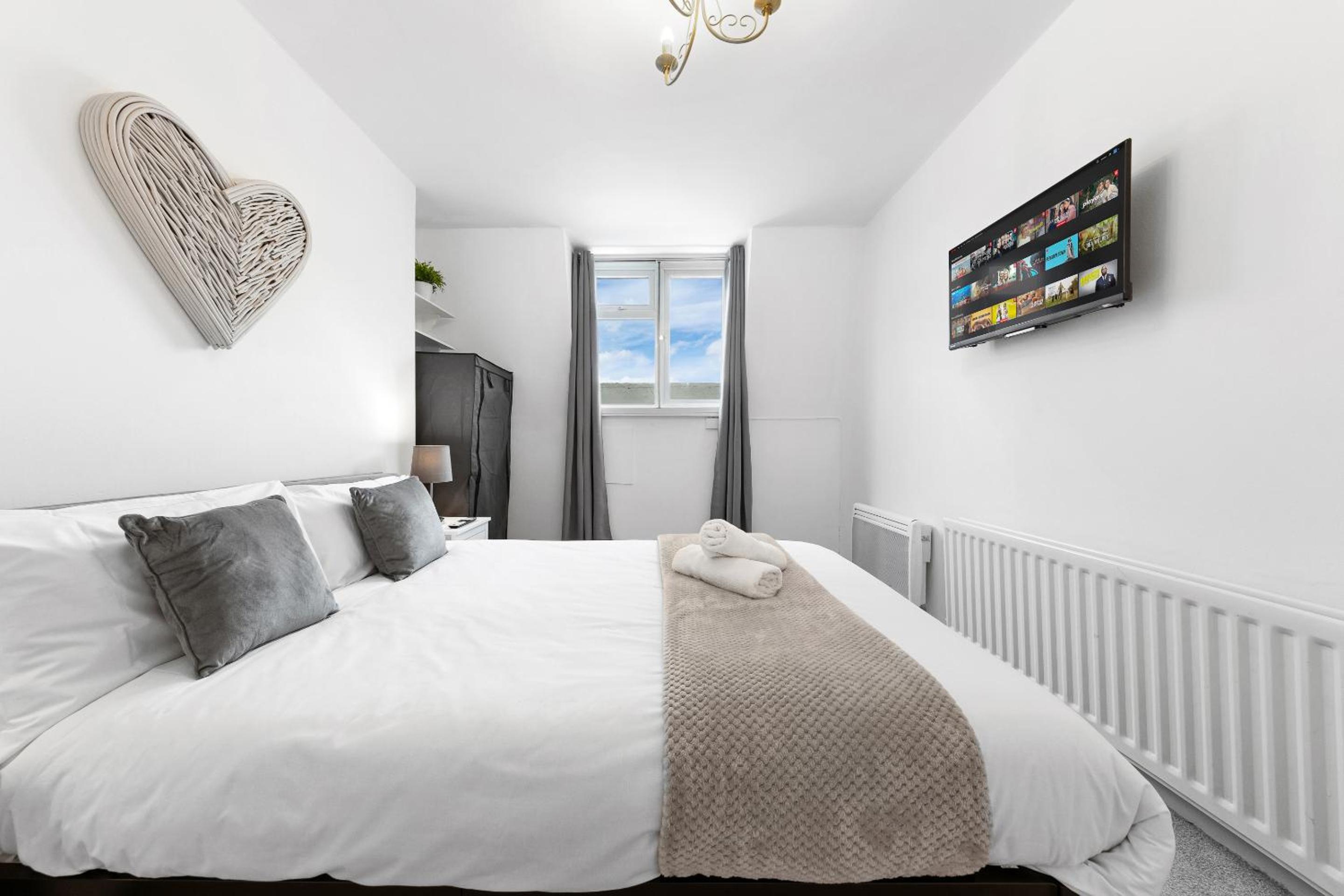 2 BR Flat By Regal Realms Short Lets & Serviced Accommodation Kensington, 2-Minute Walk from Station
