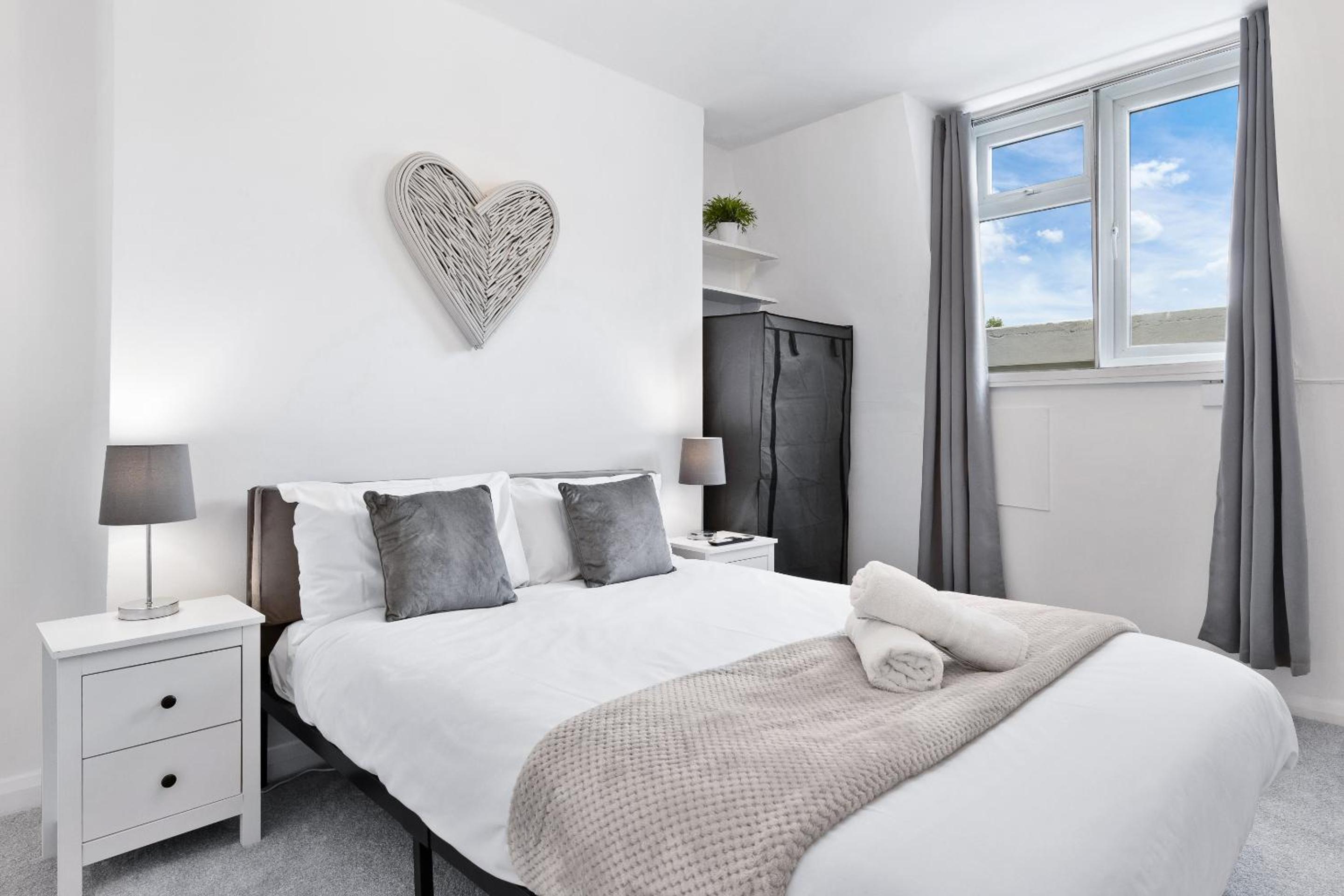 2 BR Flat By Regal Realms Short Lets & Serviced Accommodation Kensington, 2-Minute Walk from Station