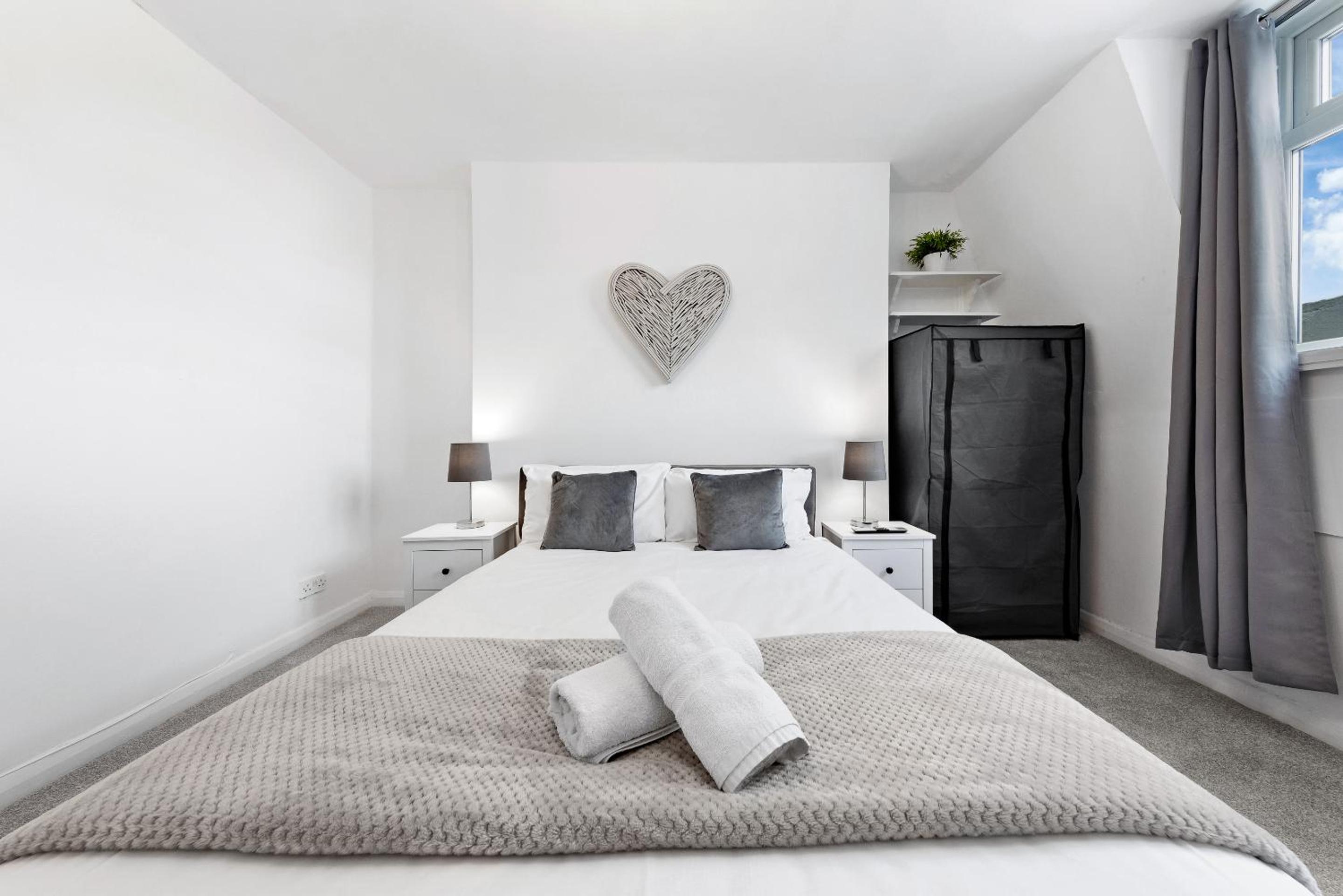 2 BR Flat By Regal Realms Short Lets & Serviced Accommodation Kensington, 2-Minute Walk from Station