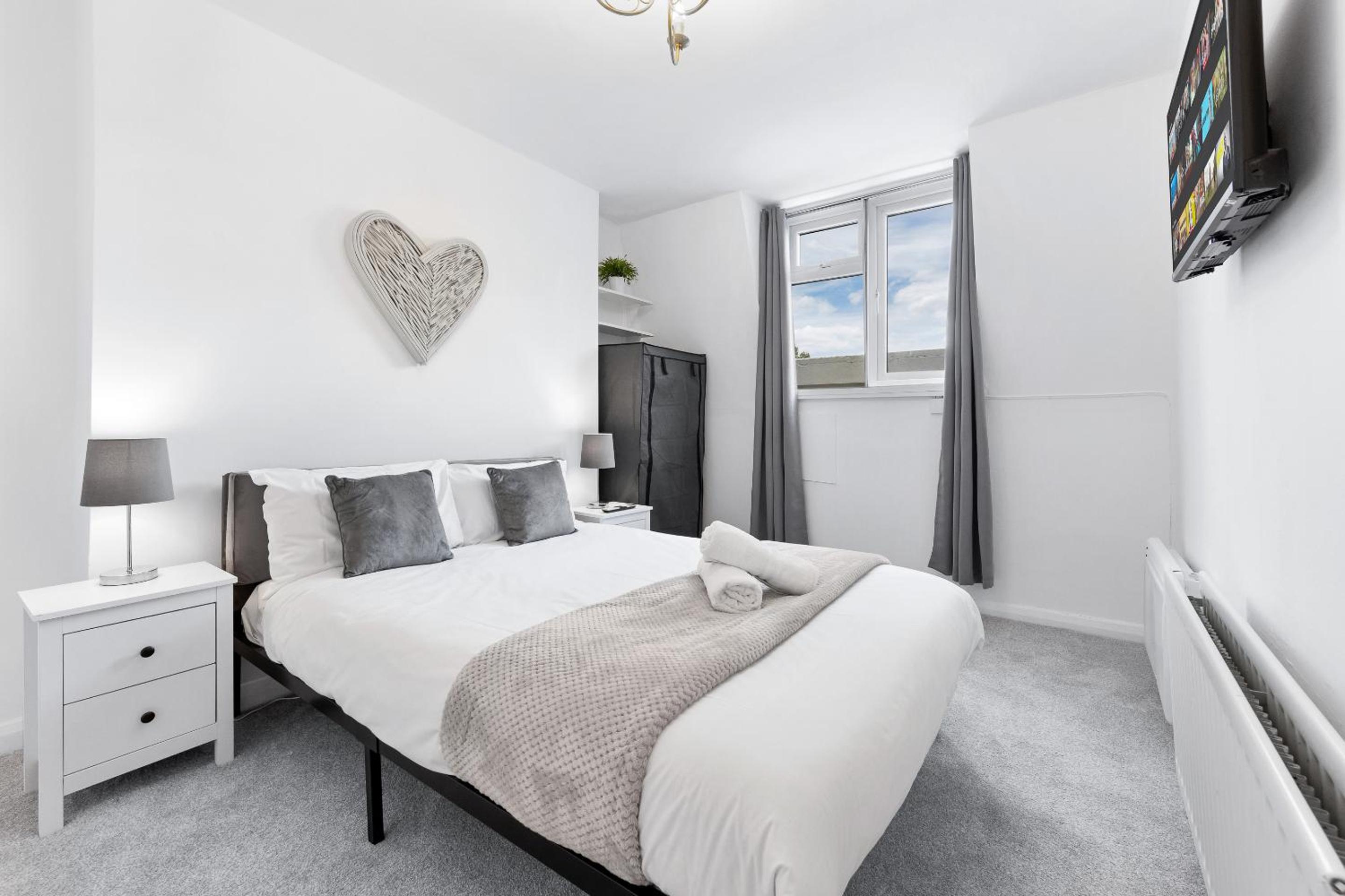 2 BR Flat By Regal Realms Short Lets & Serviced Accommodation Kensington, 2-Minute Walk from Station