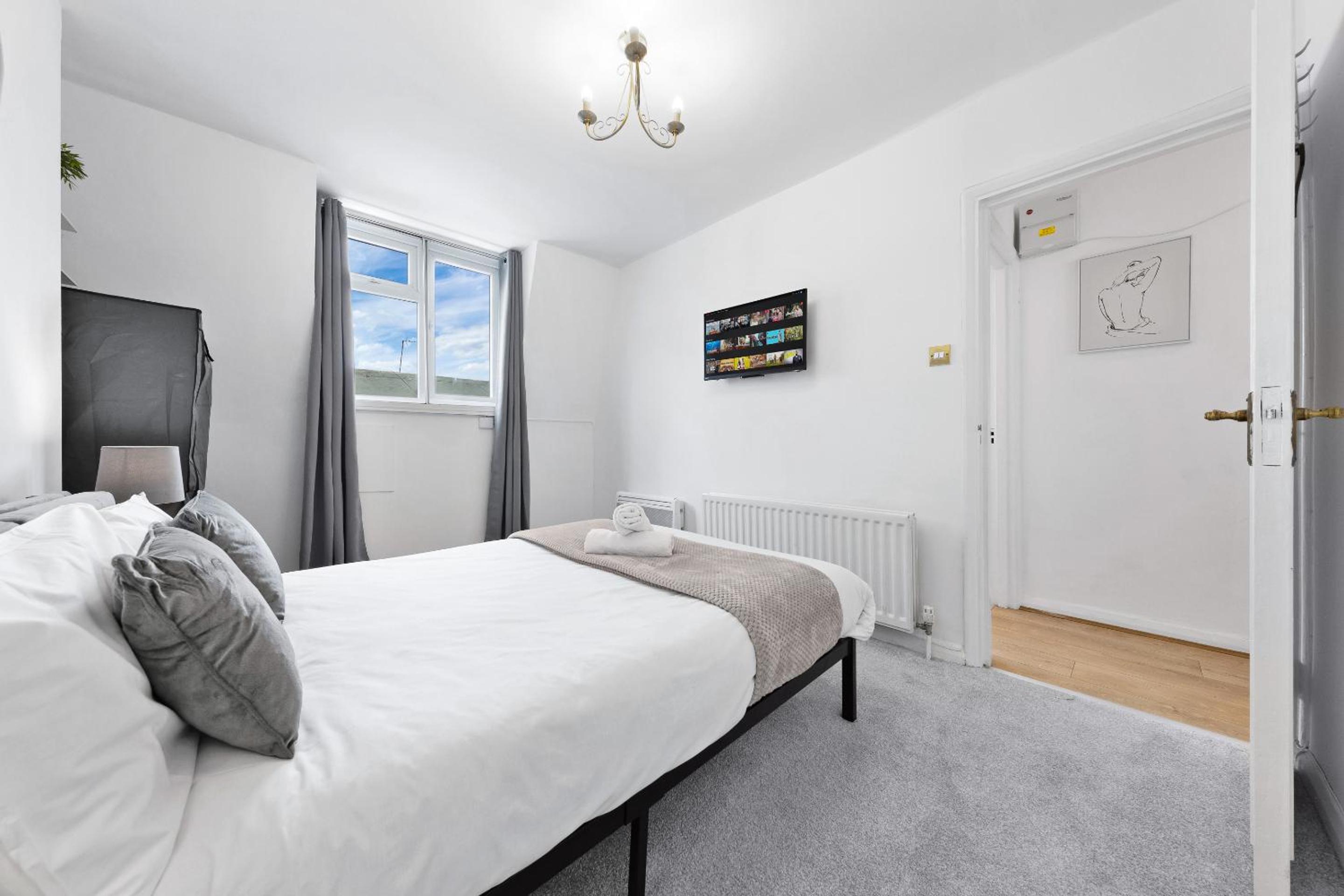 2 BR Flat By Regal Realms Short Lets & Serviced Accommodation Kensington, 2-Minute Walk from Station