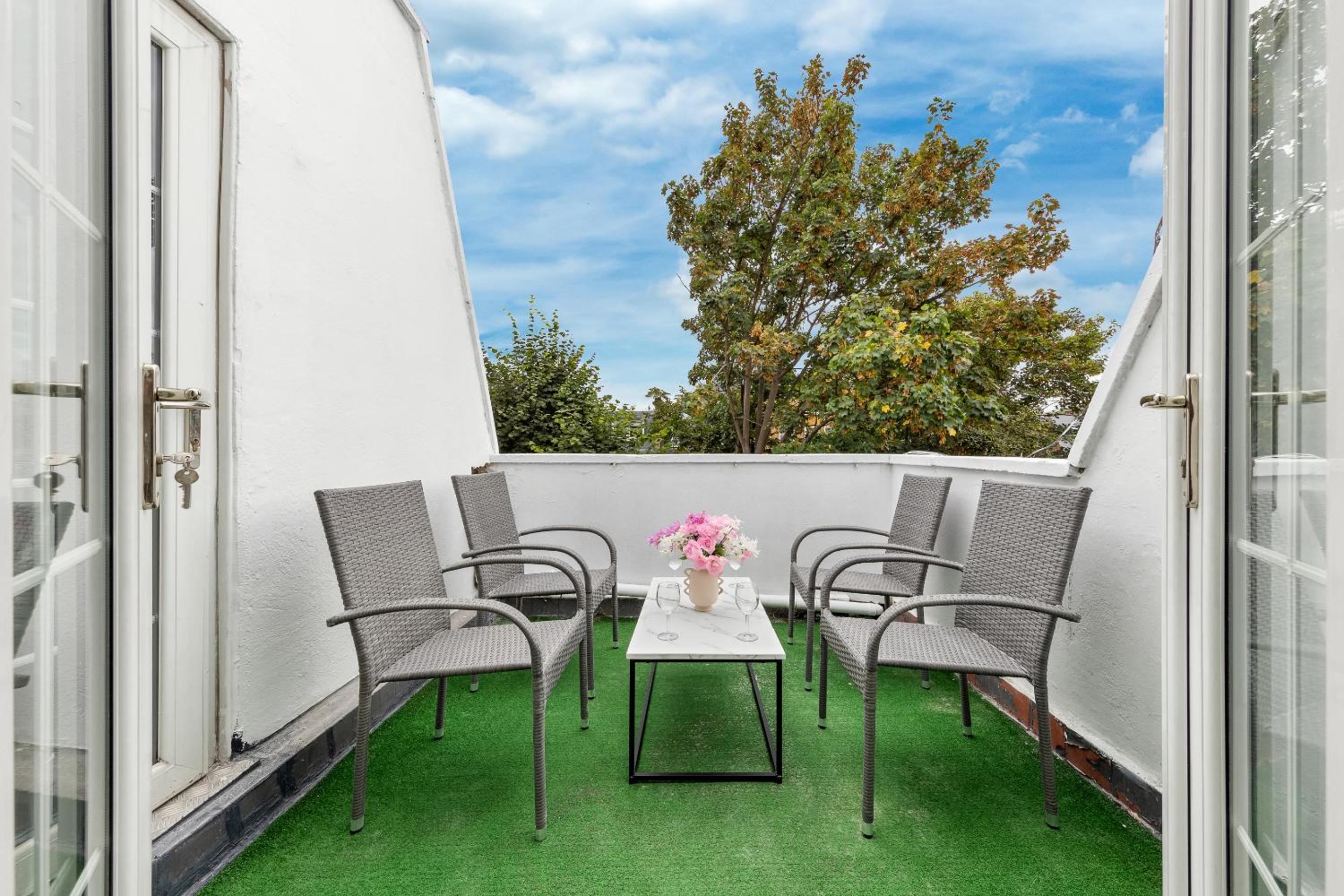 2 BR Flat By Regal Realms Short Lets & Serviced Accommodation Kensington, 2-Minute Walk from Station