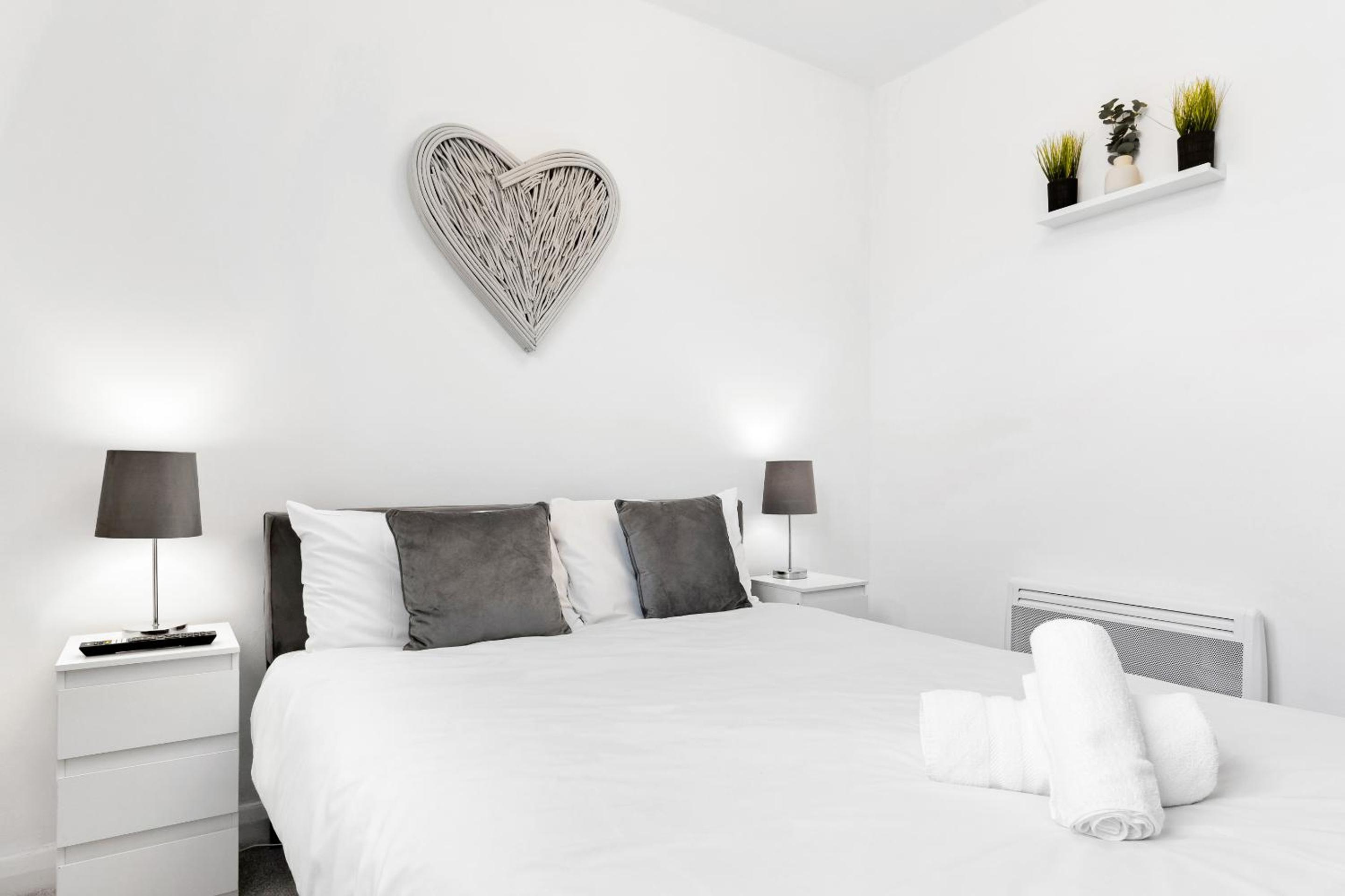 2 BR Flat By Regal Realms Short Lets & Serviced Accommodation Kensington, 2-Minute Walk from Station