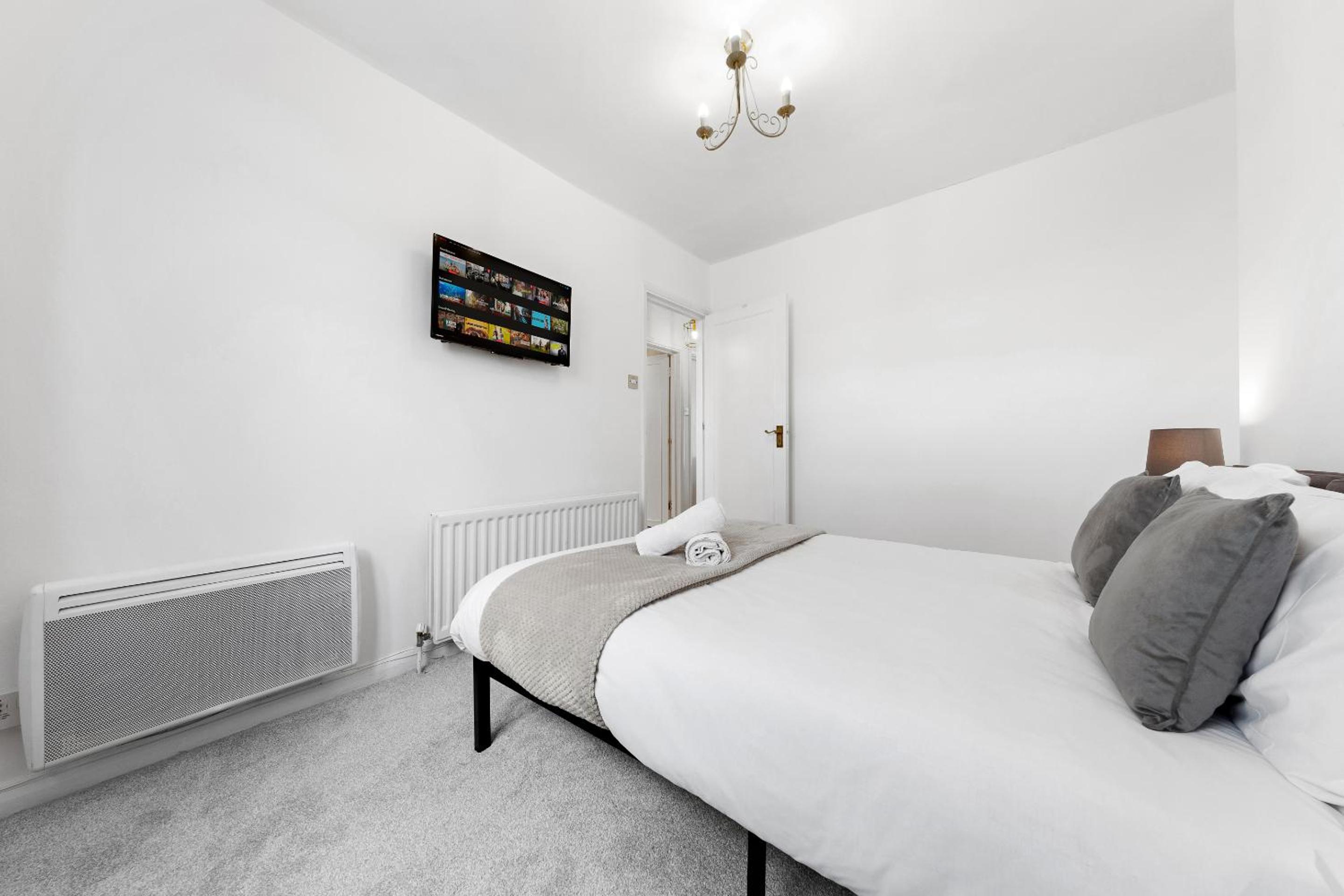 2 BR Flat By Regal Realms Short Lets & Serviced Accommodation Kensington, 2-Minute Walk from Station