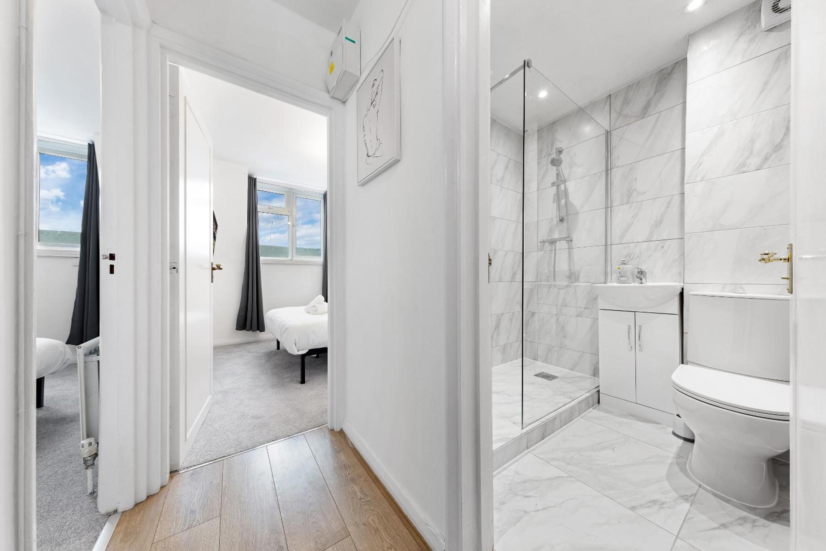 2 BR Flat By Regal Realms Short Lets & Serviced Accommodation Kensington, 2-Minute Walk from Station
