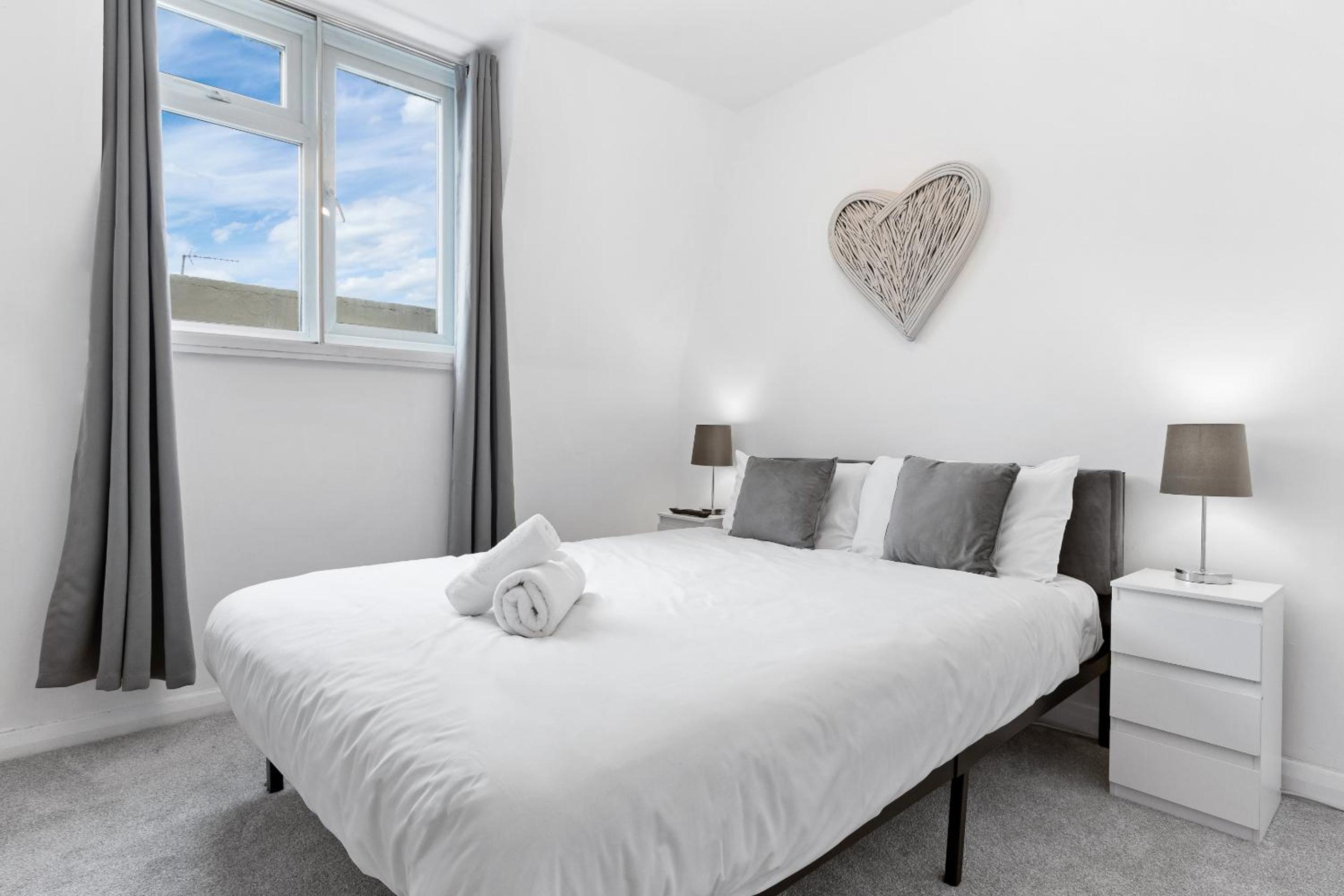 2 BR Flat By Regal Realms Short Lets & Serviced Accommodation Kensington, 2-Minute Walk from Station