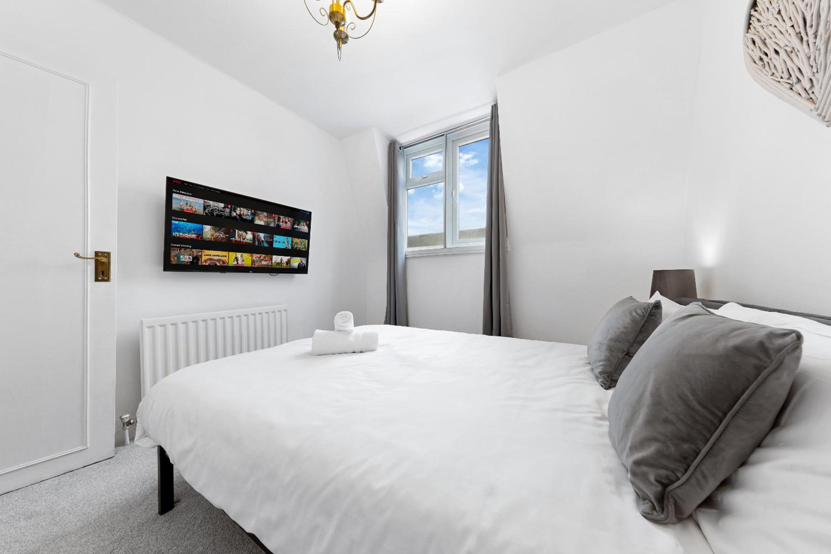 2 BR Flat By Regal Realms Short Lets & Serviced Accommodation Kensington, 2-Minute Walk from Station
