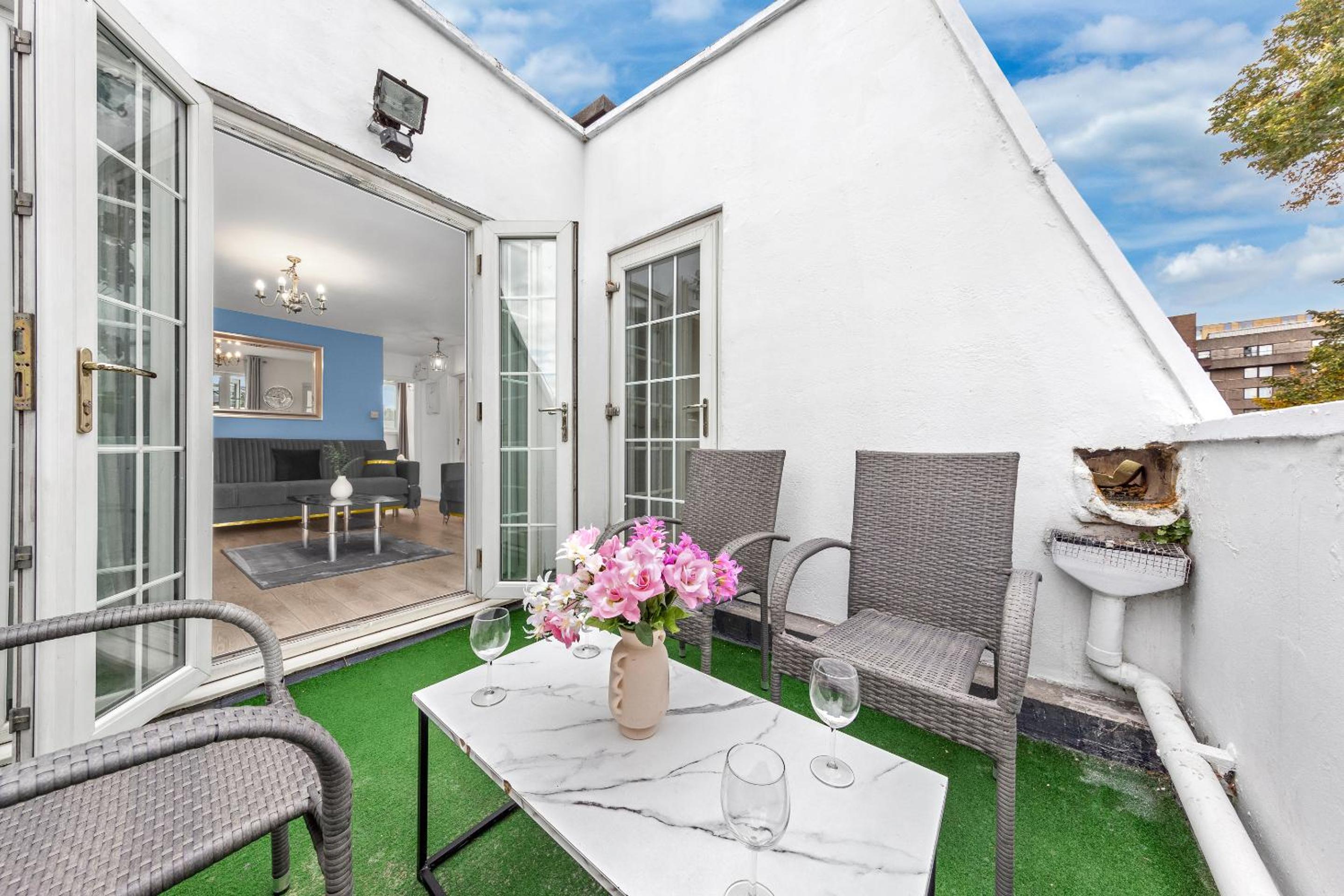 2 BR Flat By Regal Realms Short Lets & Serviced Accommodation Kensington, 2-Minute Walk from Station