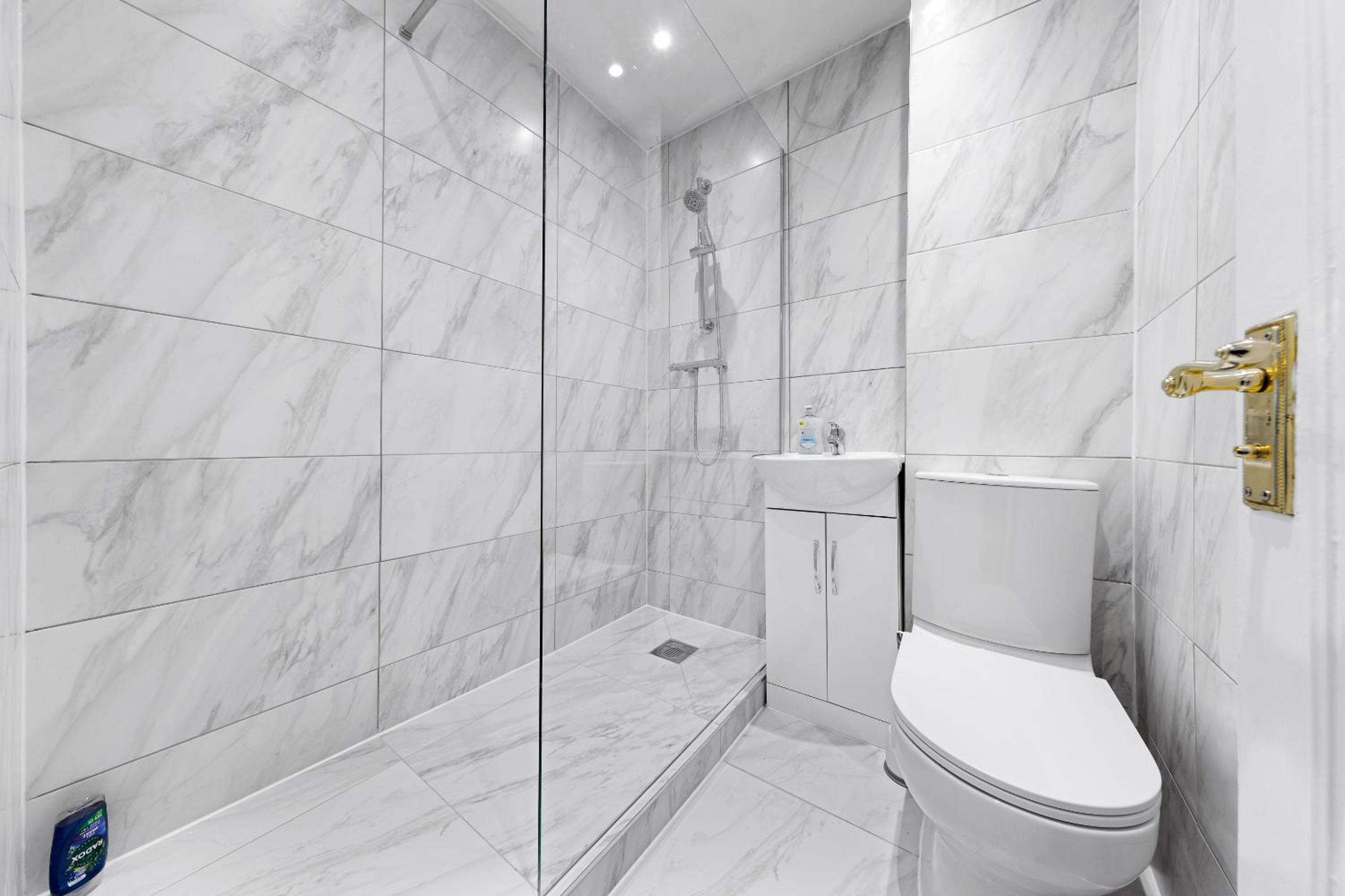 2 BR Flat By Regal Realms Short Lets & Serviced Accommodation Kensington, 2-Minute Walk from Station