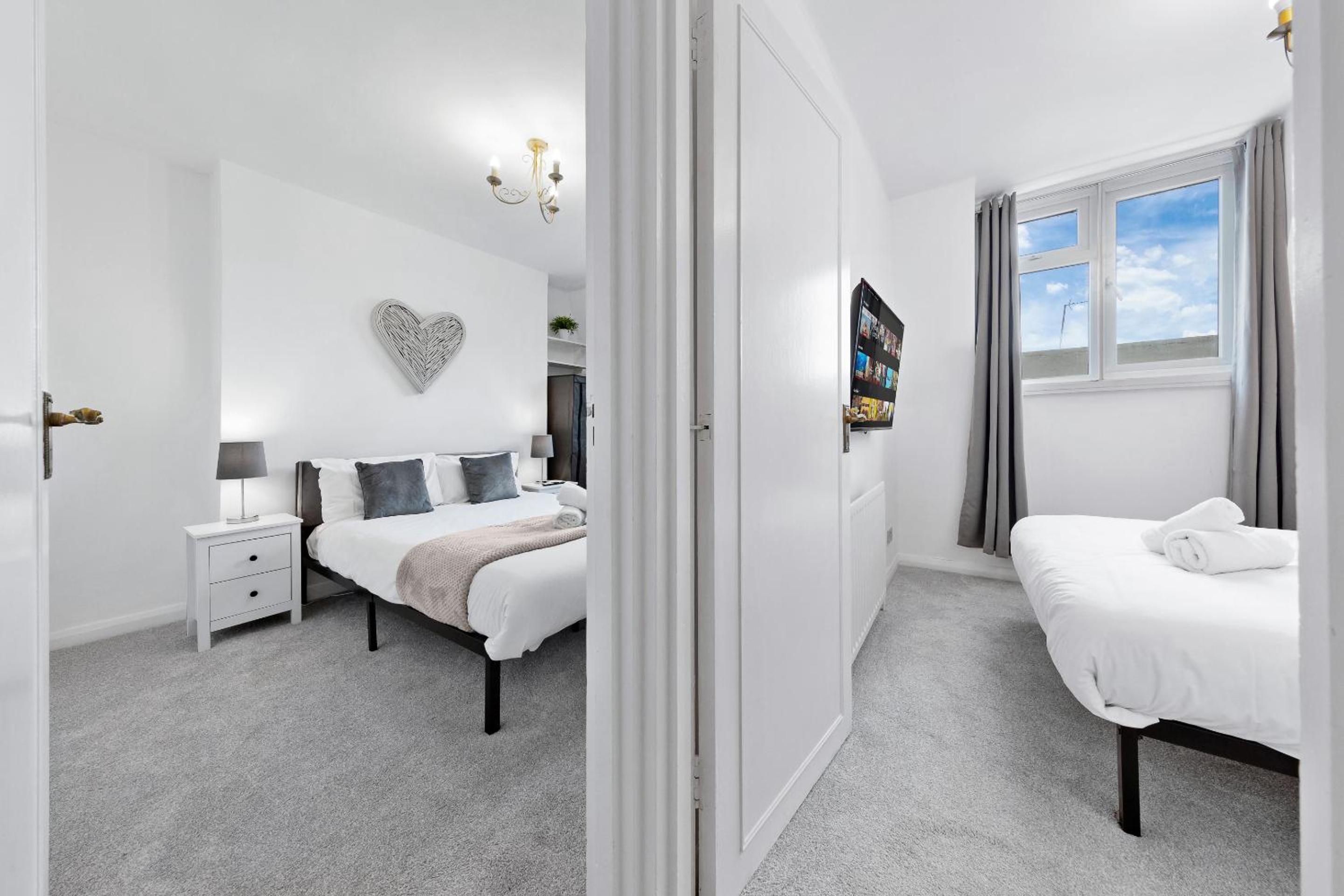 2 BR Flat By Regal Realms Short Lets & Serviced Accommodation Kensington, 2-Minute Walk from Station