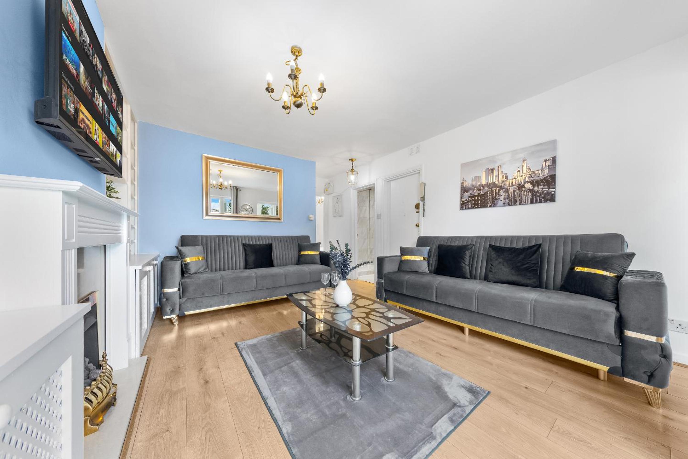 2 BR Flat By Regal Realms Short Lets & Serviced Accommodation Kensington, 2-Minute Walk from Station