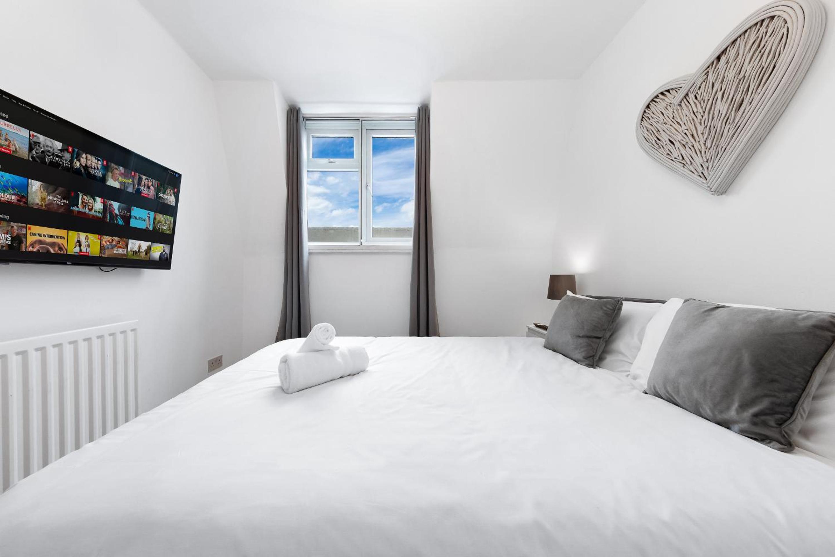 2 BR Flat By Regal Realms Short Lets & Serviced Accommodation Kensington, 2-Minute Walk from Station