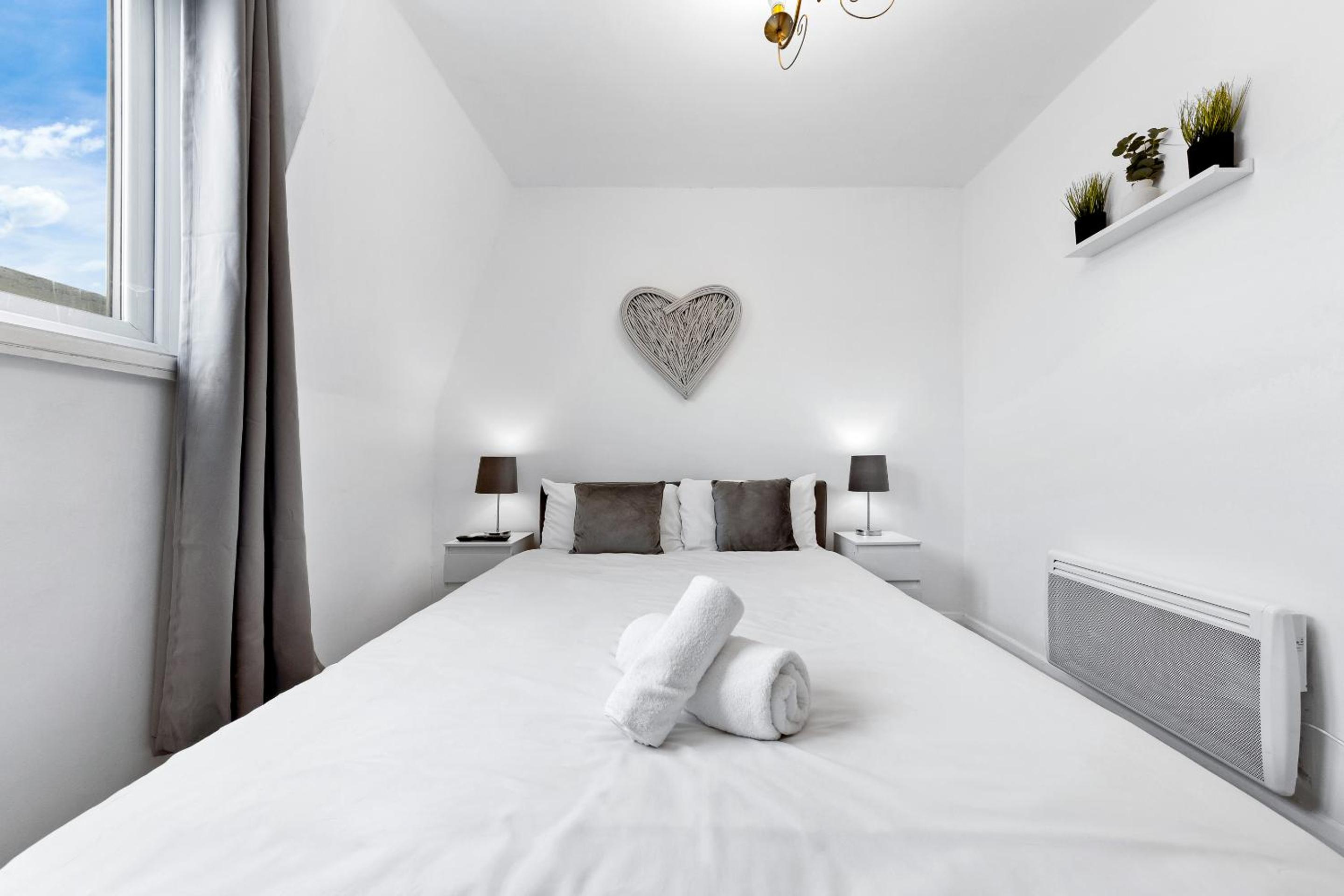 2 BR Flat By Regal Realms Short Lets & Serviced Accommodation Kensington, 2-Minute Walk from Station