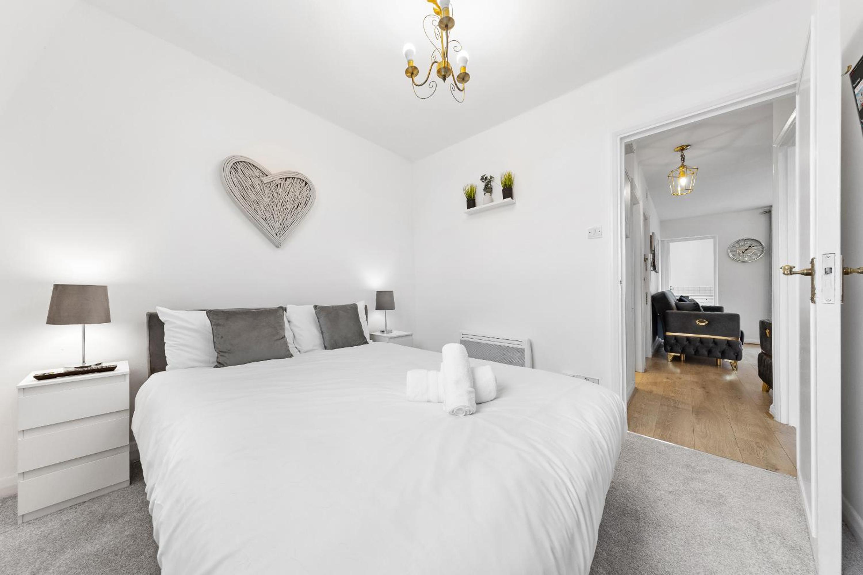 2 BR Flat By Regal Realms Short Lets & Serviced Accommodation Kensington, 2-Minute Walk from Station