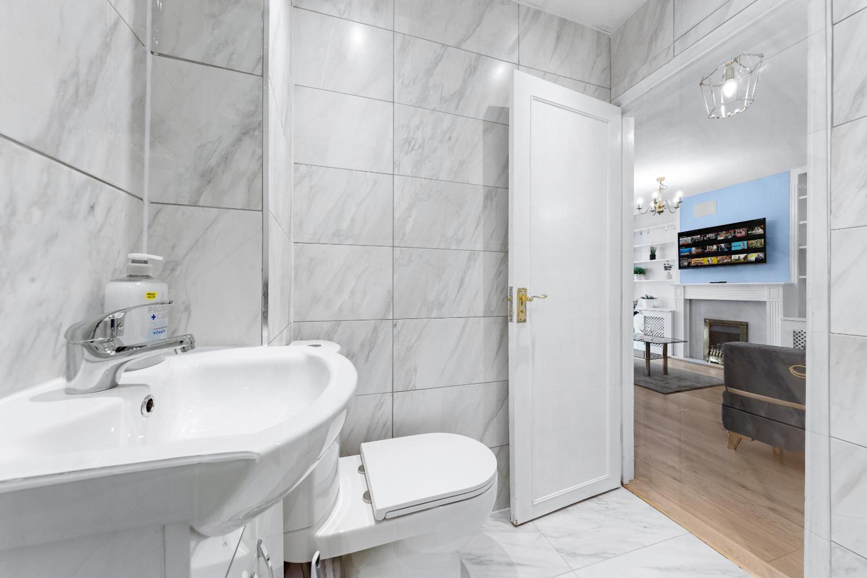 2 BR Flat By Regal Realms Short Lets & Serviced Accommodation Kensington, 2-Minute Walk from Station