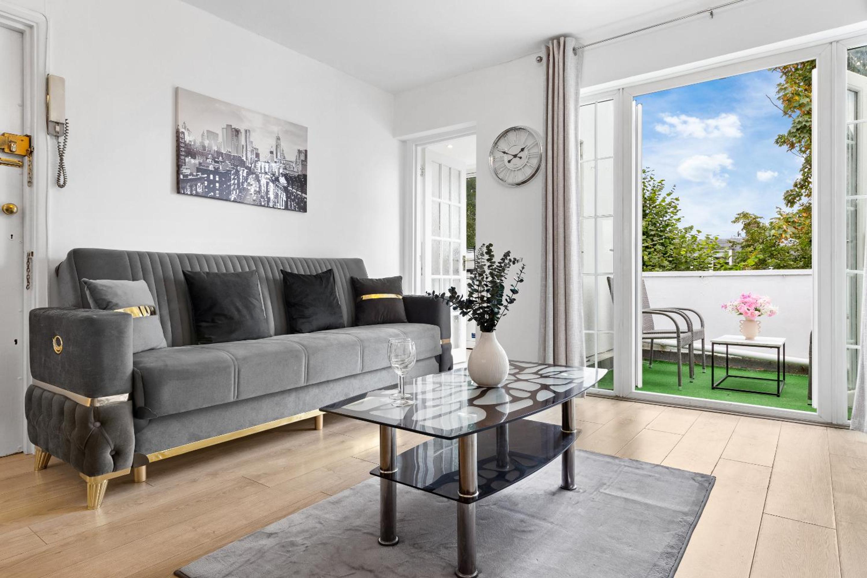 2 BR Flat By Regal Realms Short Lets & Serviced Accommodation Kensington, 2-Minute Walk from Station