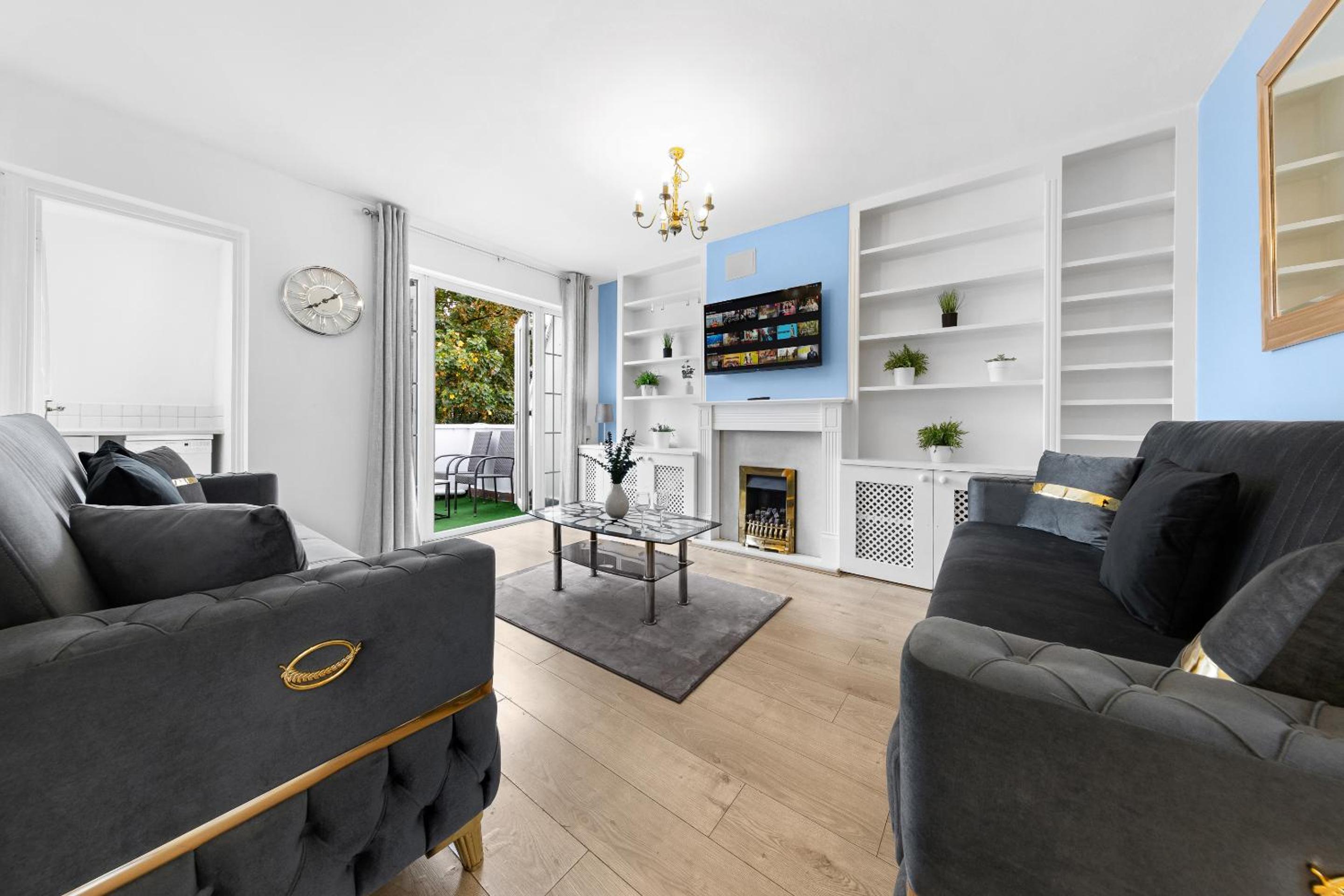 2 BR Flat By Regal Realms Short Lets & Serviced Accommodation Kensington, 2-Minute Walk from Station