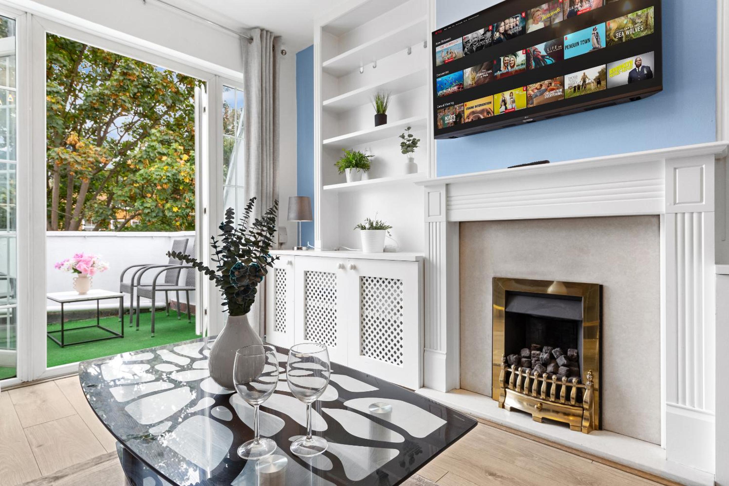 2 BR Flat By Regal Realms Short Lets & Serviced Accommodation Kensington, 2-Minute Walk from Station
