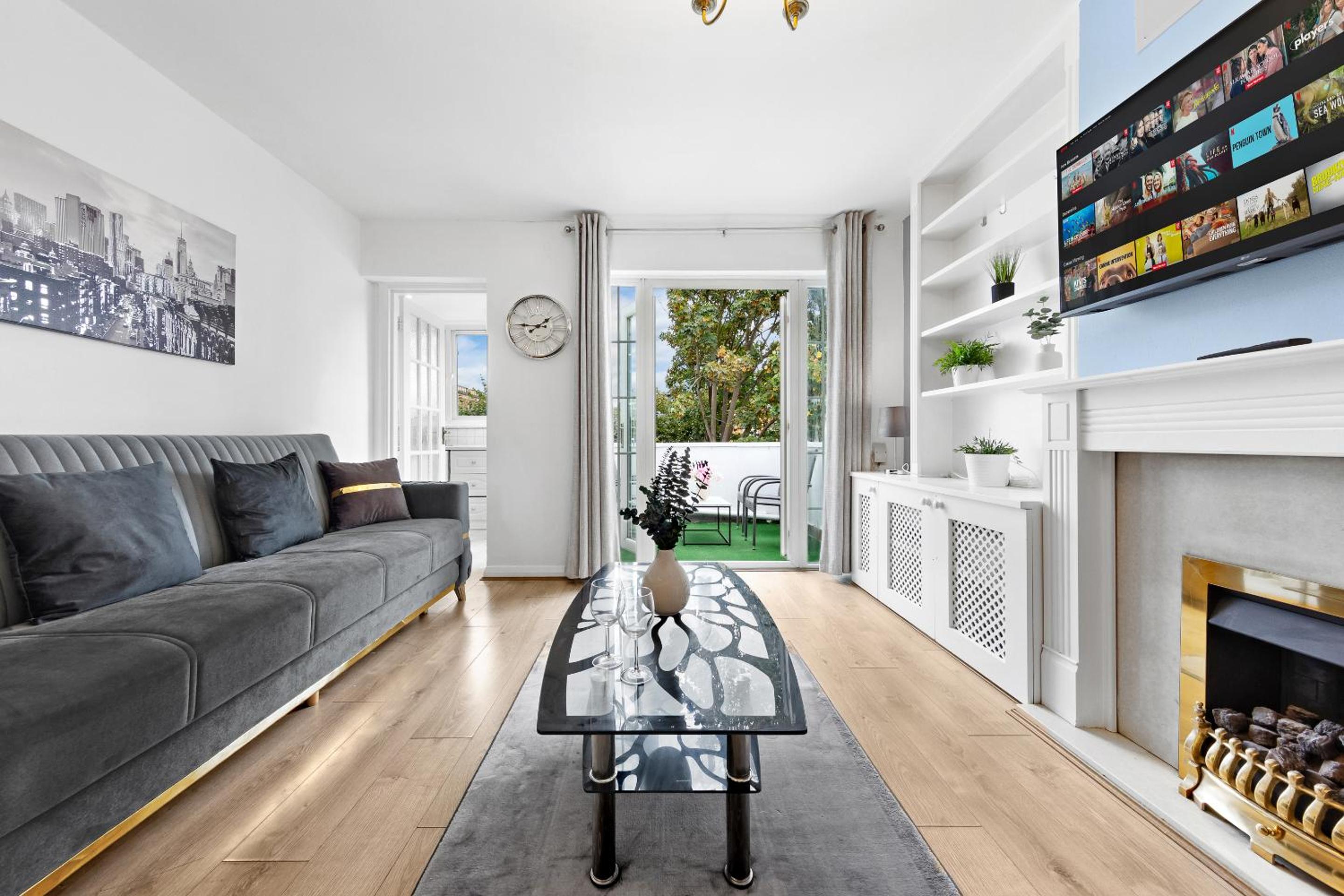 2 BR Flat By Regal Realms Short Lets & Serviced Accommodation Kensington, 2-Minute Walk from Station