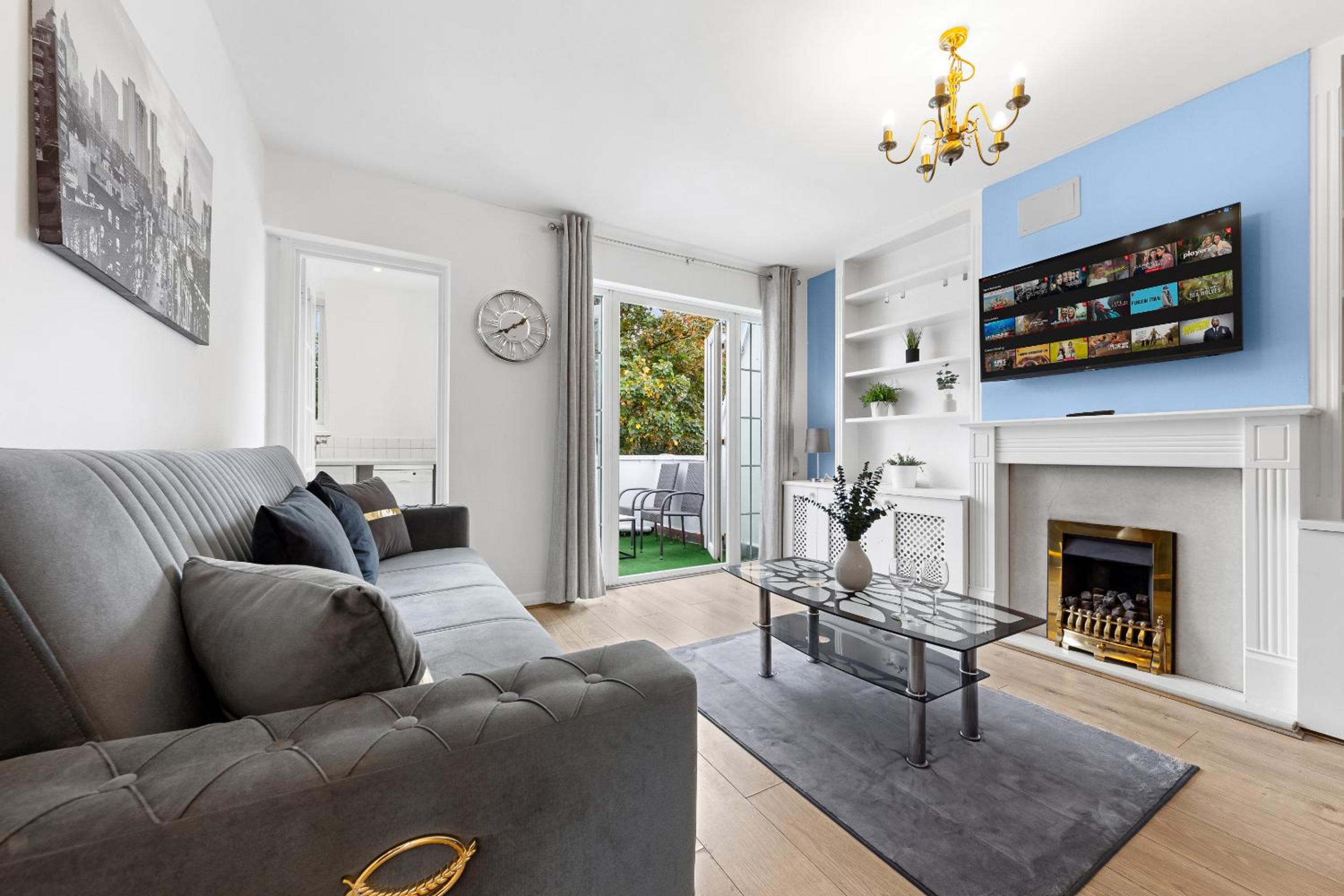 2 BR Flat By Regal Realms Short Lets & Serviced Accommodation Kensington, 2-Minute Walk from Station