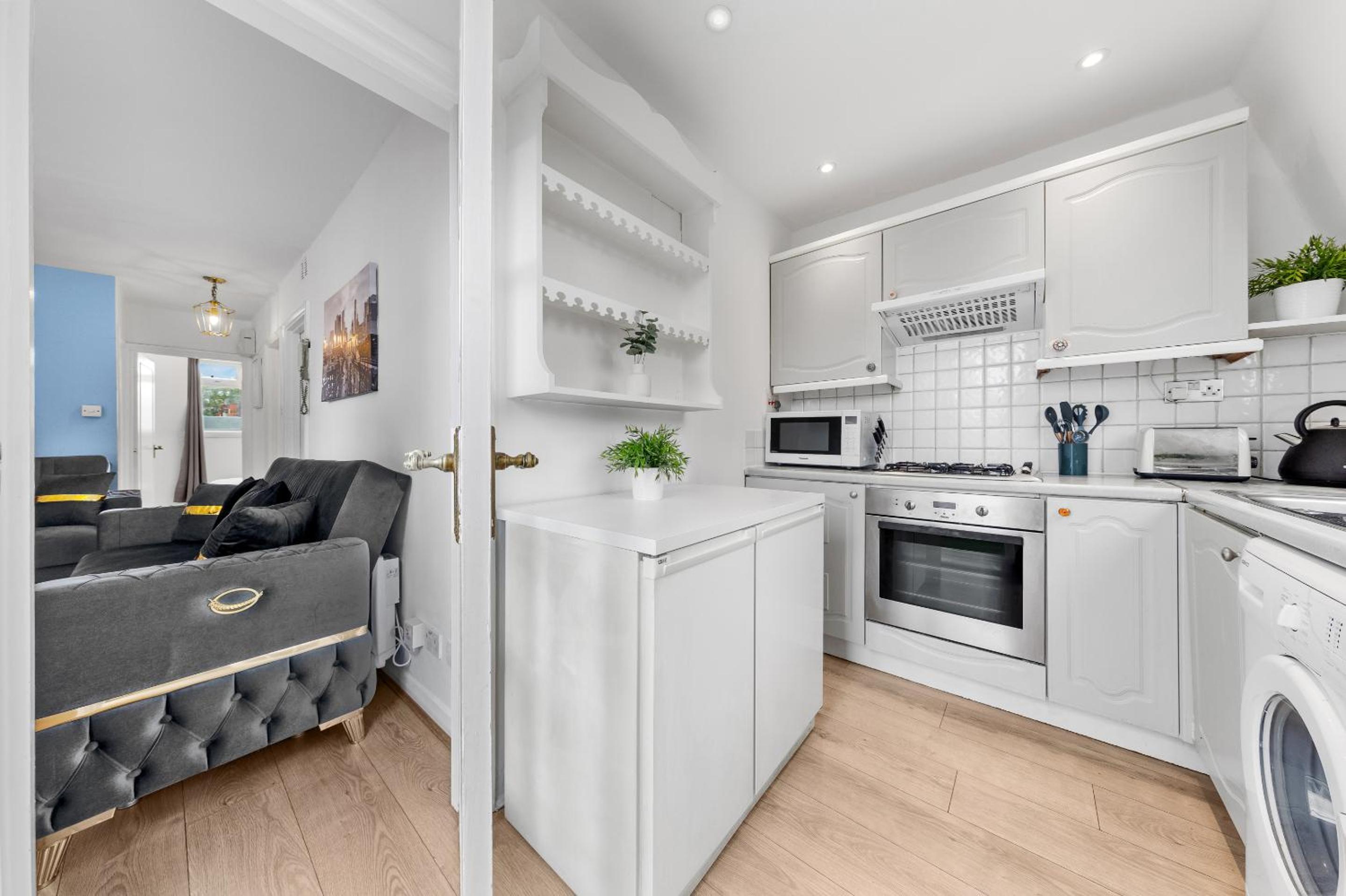 2 BR Flat By Regal Realms Short Lets & Serviced Accommodation Kensington, 2-Minute Walk from Station