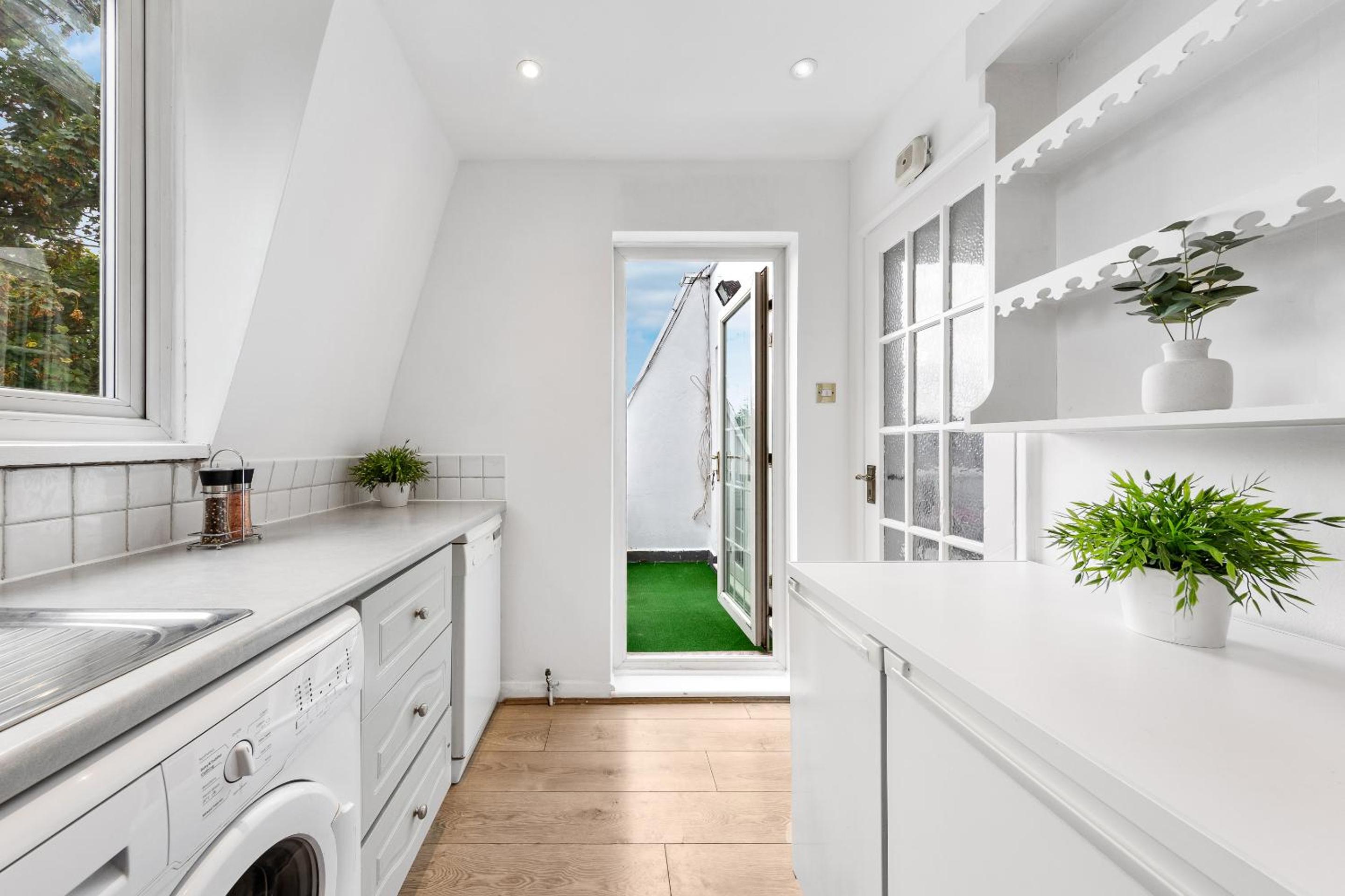 2 BR Flat By Regal Realms Short Lets & Serviced Accommodation Kensington, 2-Minute Walk from Station