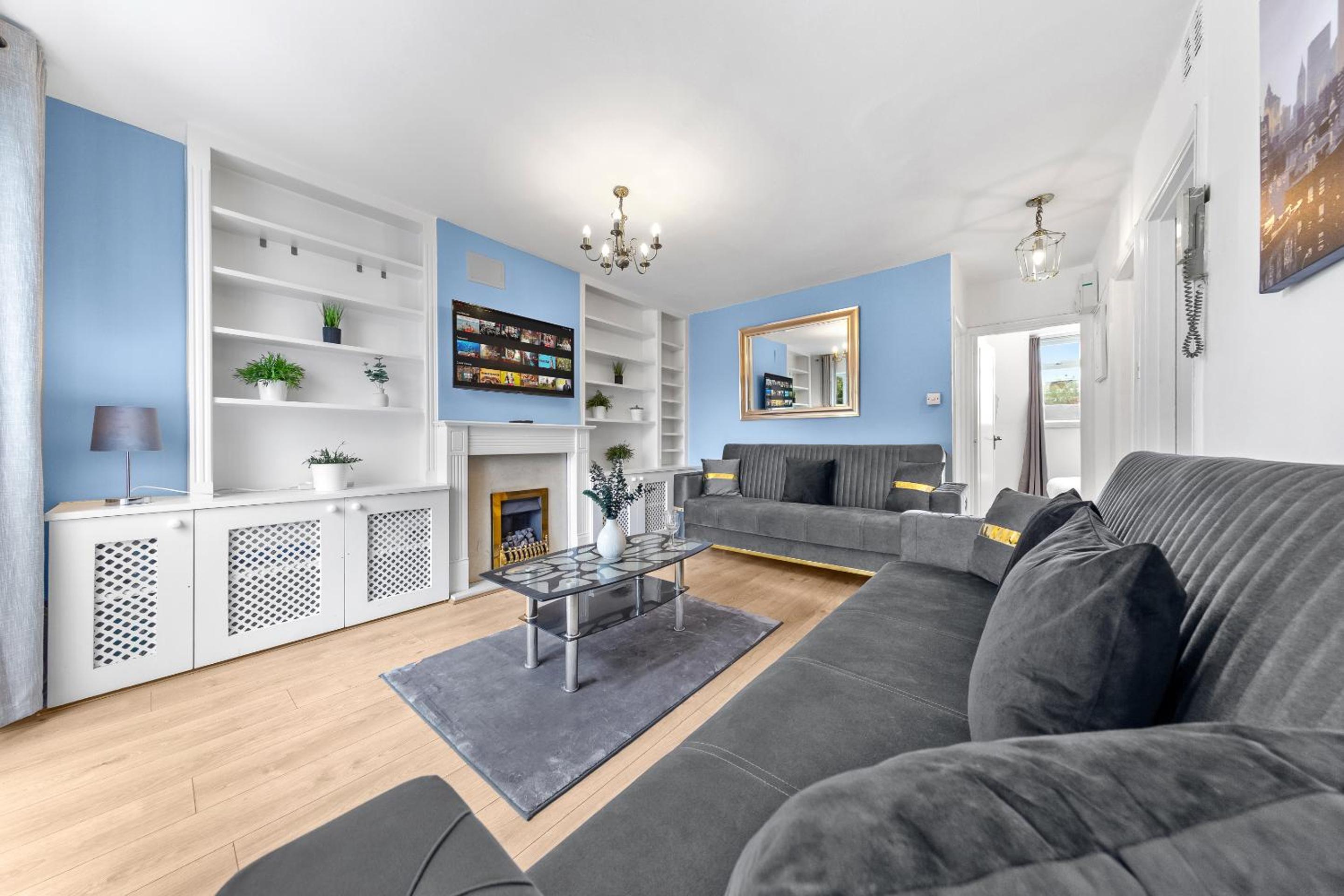 2 BR Flat By Regal Realms Short Lets & Serviced Accommodation Kensington, 2-Minute Walk from Station