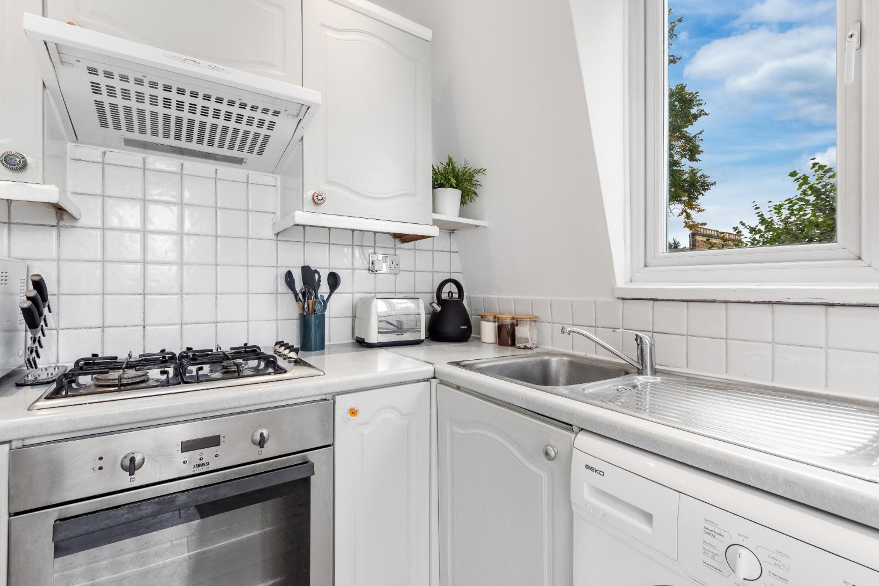 2 BR Flat By Regal Realms Short Lets & Serviced Accommodation Kensington, 2-Minute Walk from Station