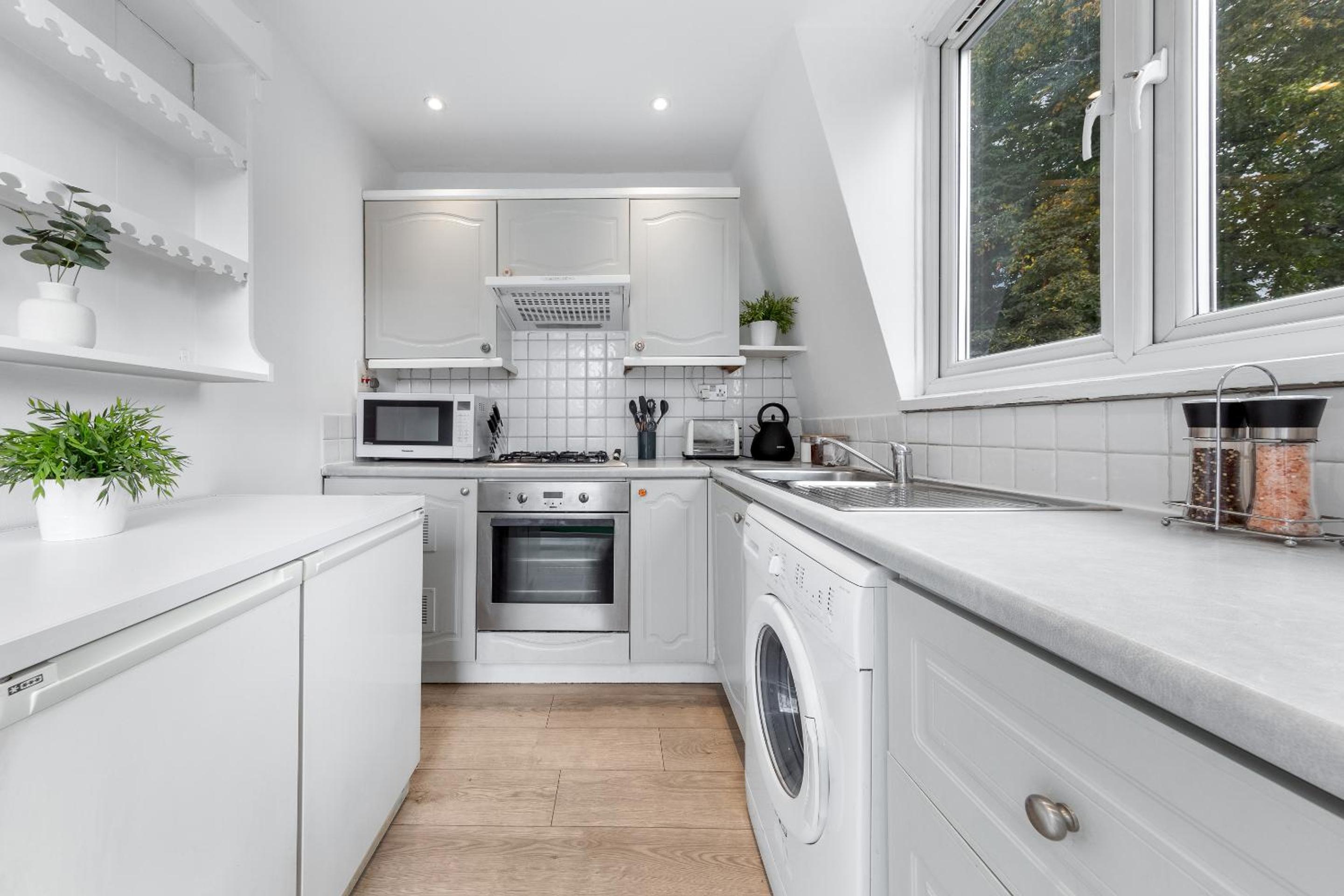 2 BR Flat By Regal Realms Short Lets & Serviced Accommodation Kensington, 2-Minute Walk from Station
