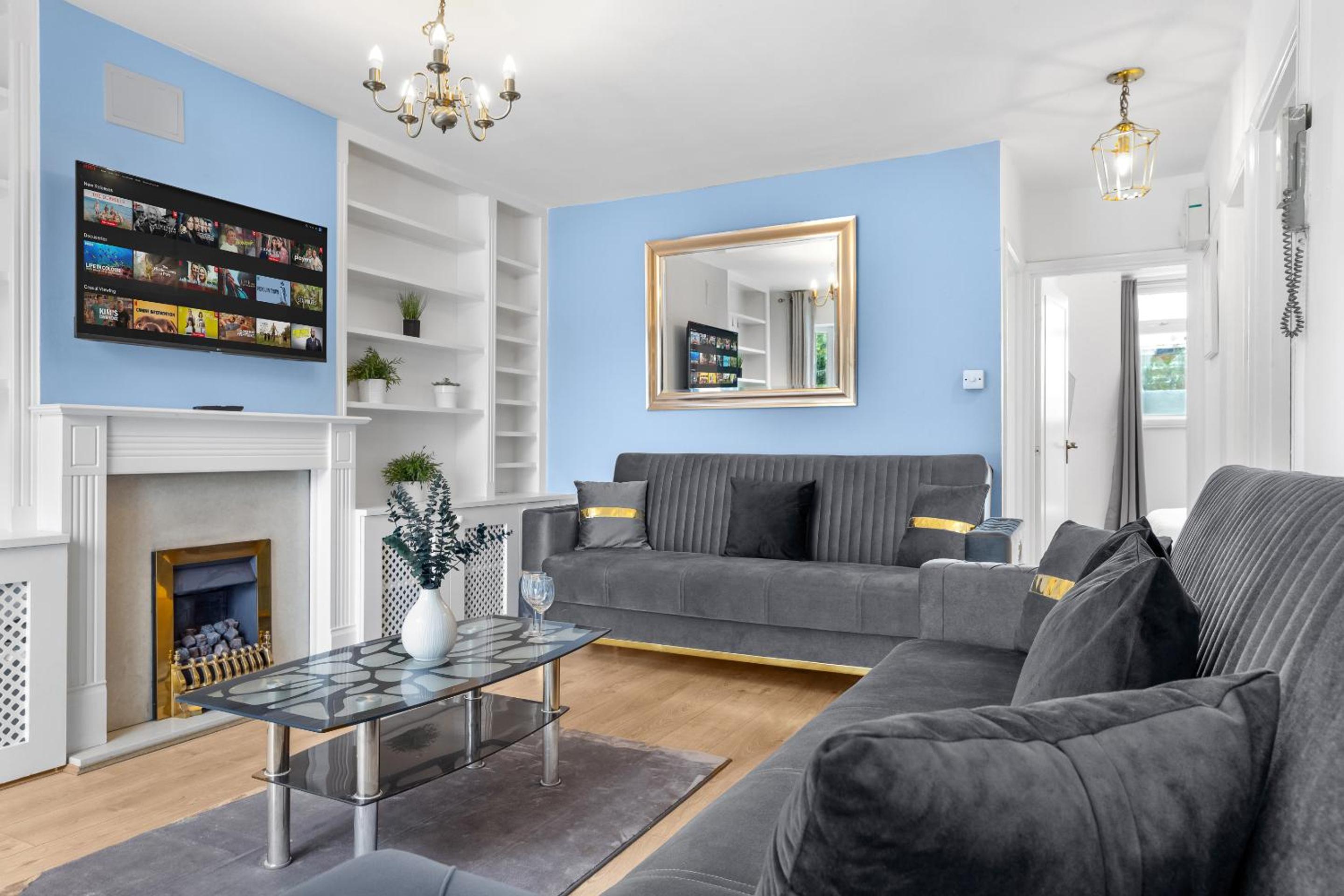 2 BR Flat By Regal Realms Short Lets & Serviced Accommodation Kensington, 2-Minute Walk from Station