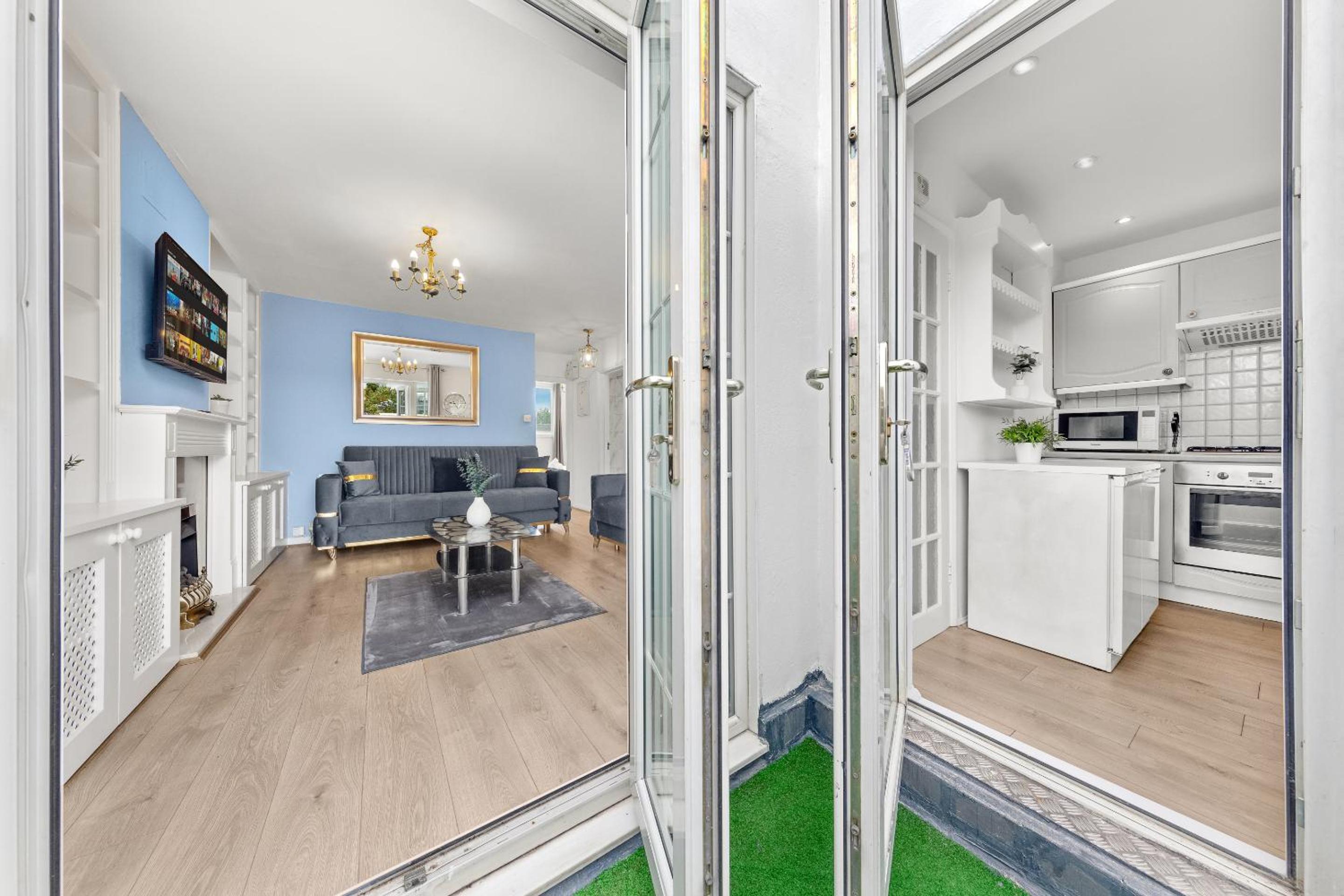 2 BR Flat By Regal Realms Short Lets & Serviced Accommodation Kensington, 2-Minute Walk from Station