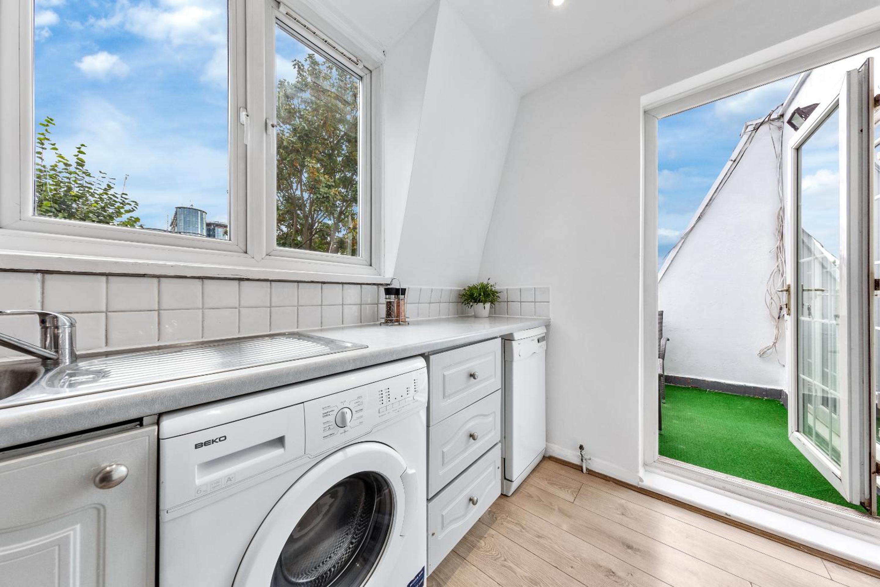 2 BR Flat By Regal Realms Short Lets & Serviced Accommodation Kensington, 2-Minute Walk from Station