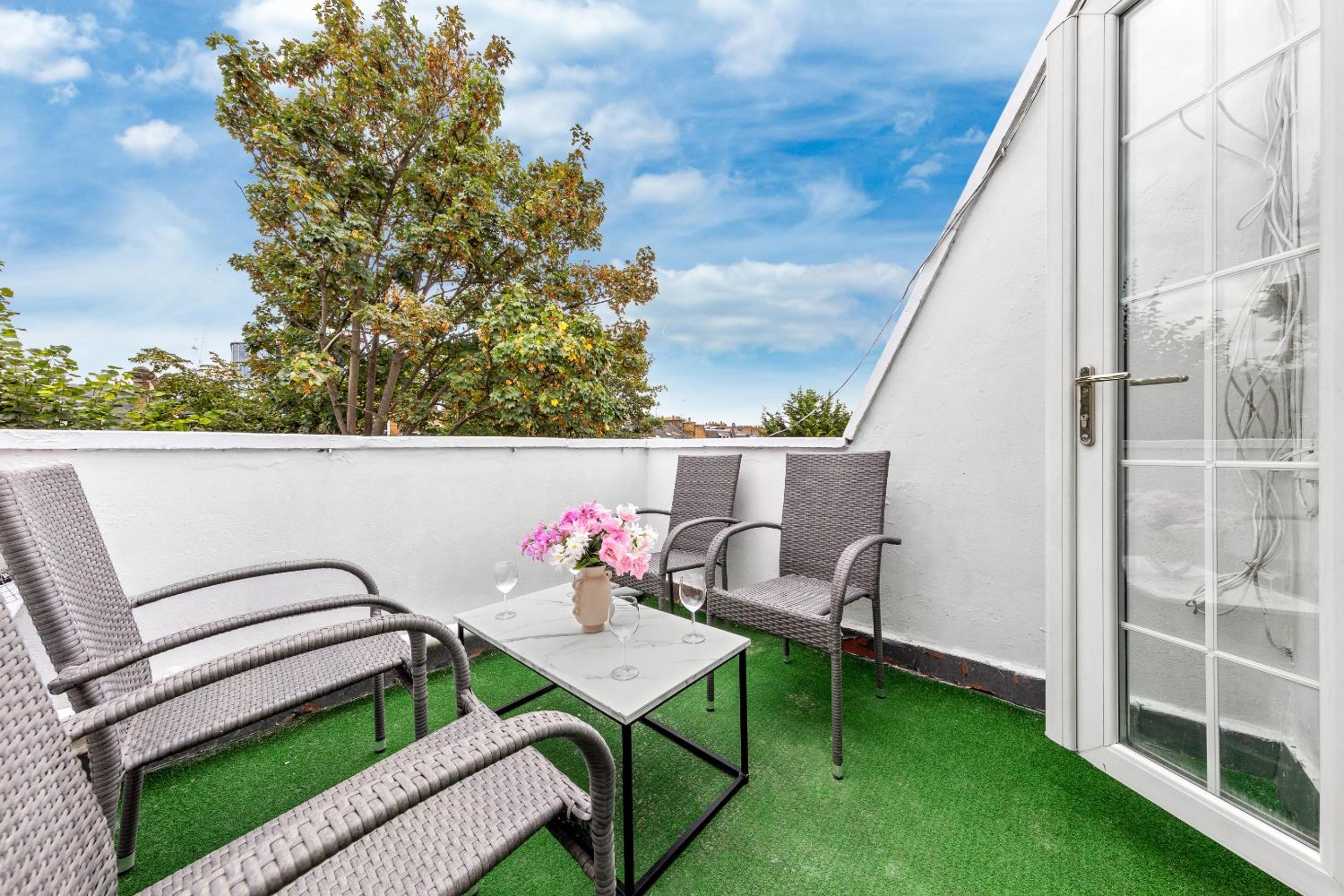 2 BR Flat By Regal Realms Short Lets & Serviced Accommodation Kensington, 2-Minute Walk from Station